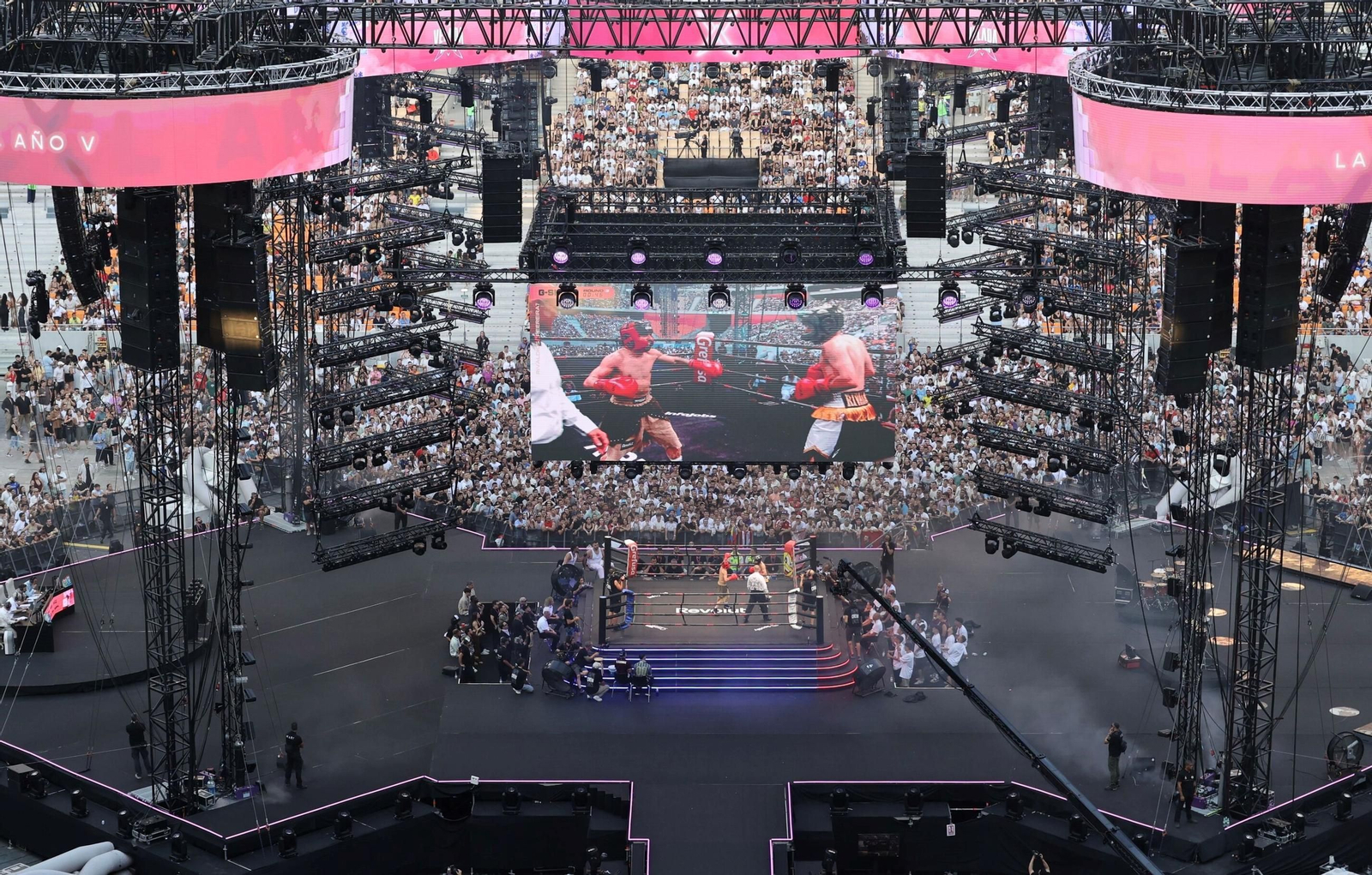 Las imágenes del lleno en el estado de la Cartuja por la Velada del Año 5