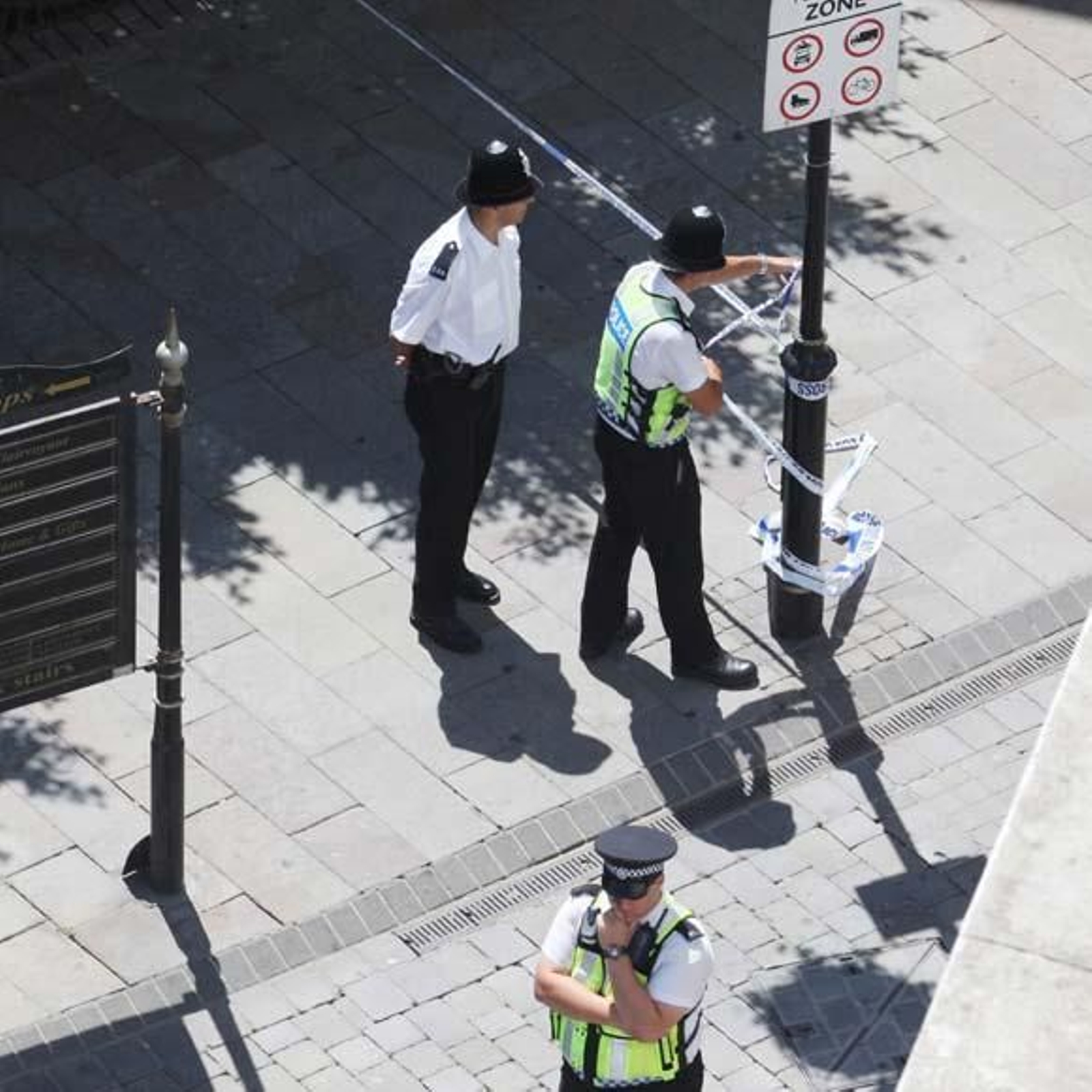 La policía inspecciona la zona y  la acordona 

Foto: Paco Guerrero