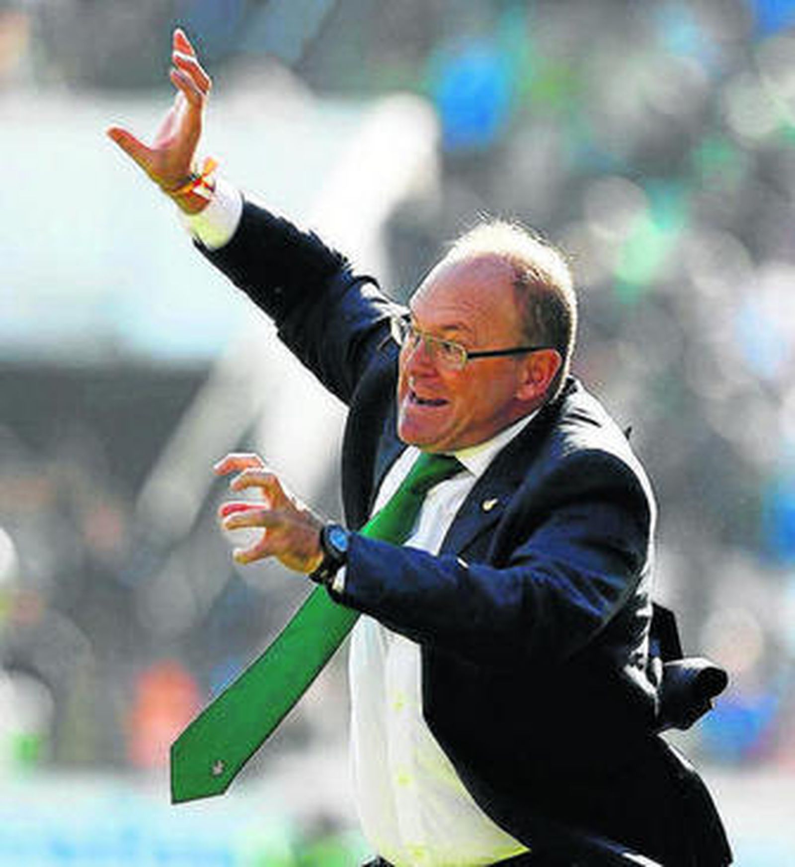 Pepe Mel, alterado y expresivo fuera de su banquillo.