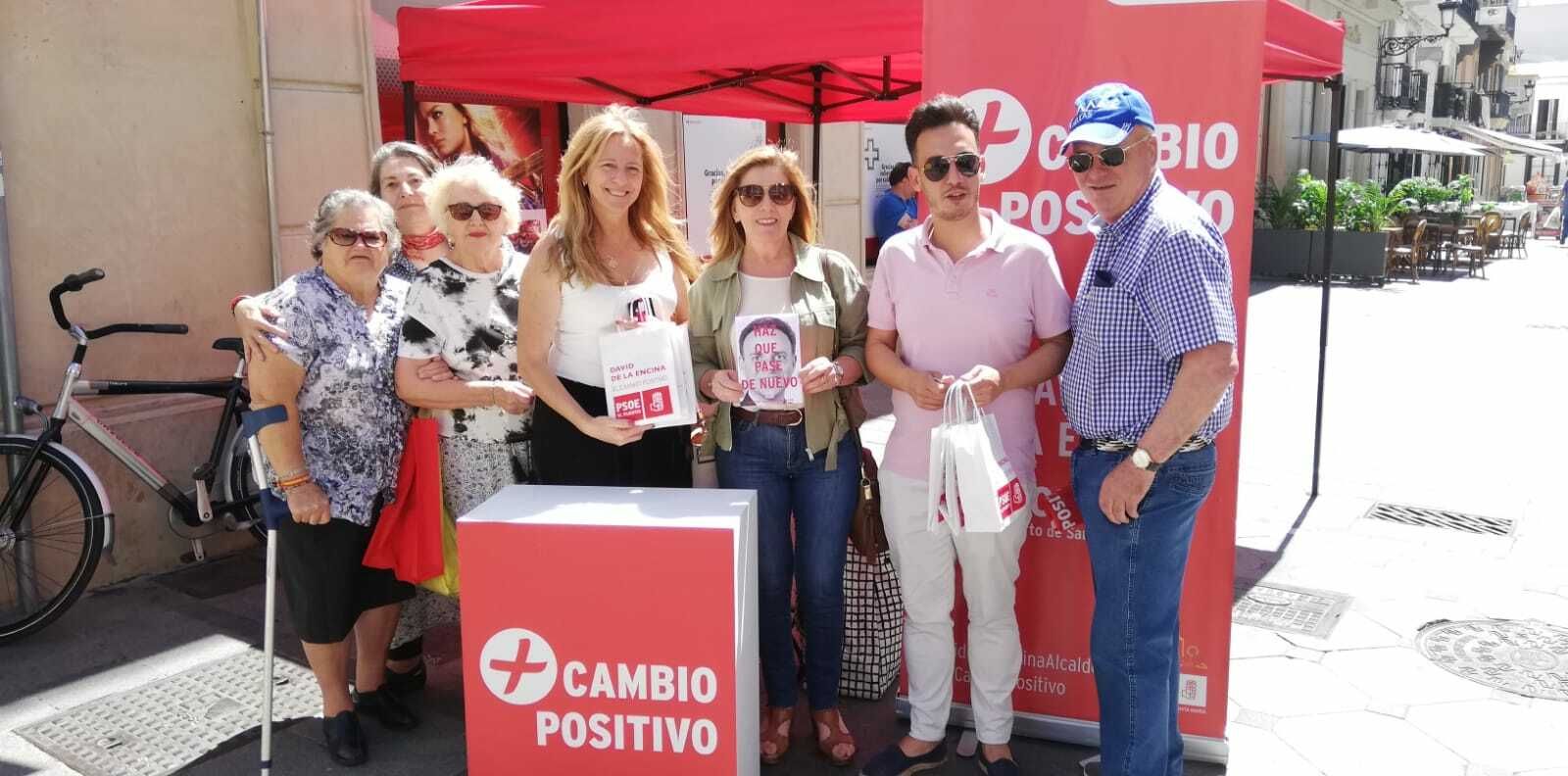 La candidatura del PSOE, en la calle Luna.