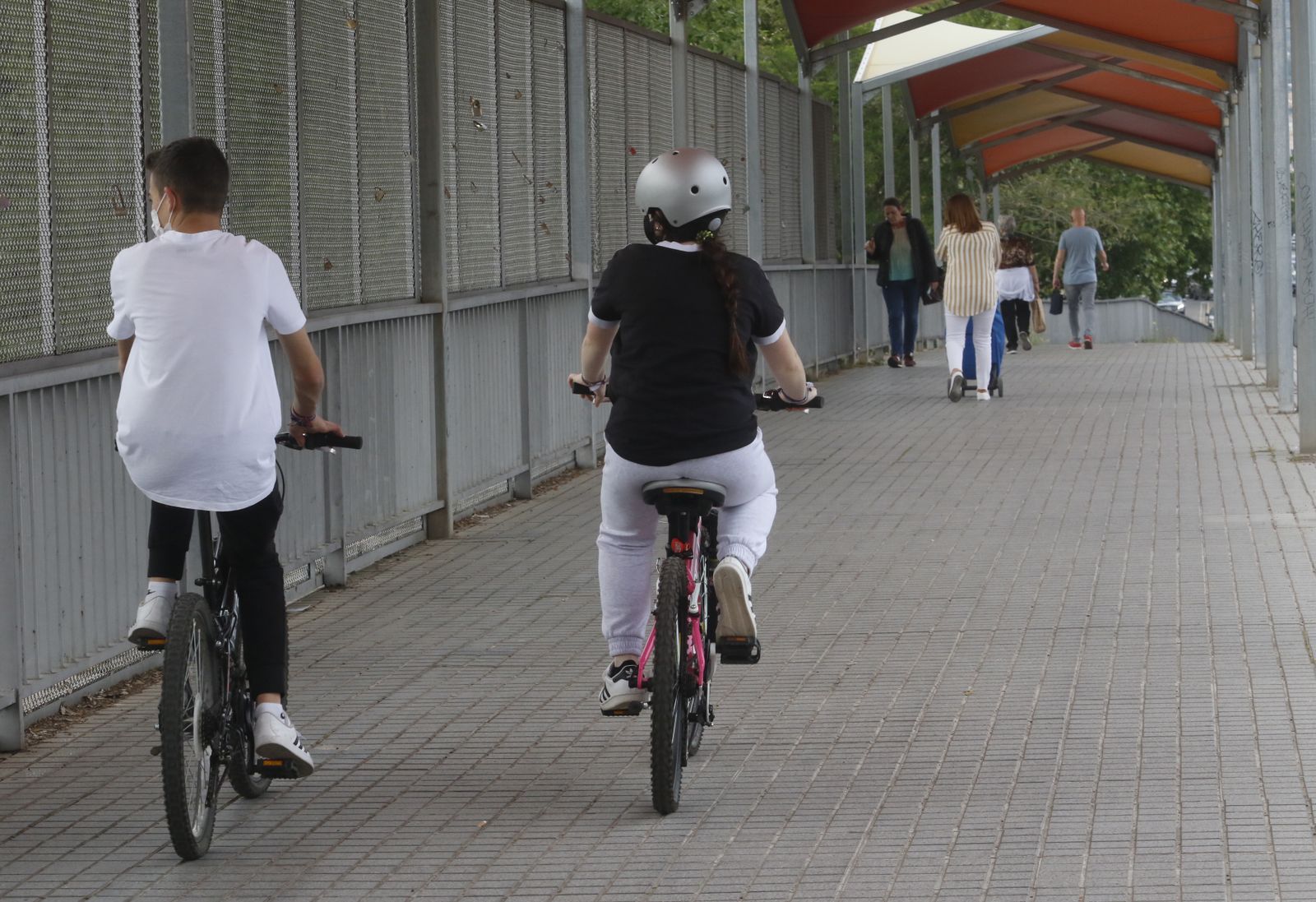 Dos ciclistas por una vía de Córdoba.