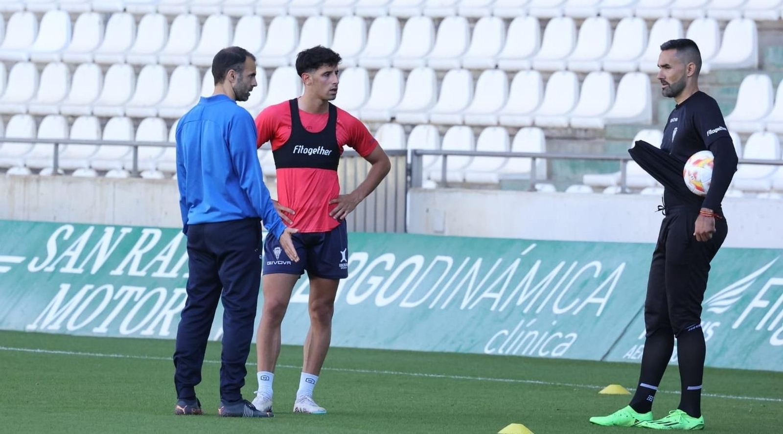 Camus y Felipe Ramos dialogan con Miguel Ángel Moriana.