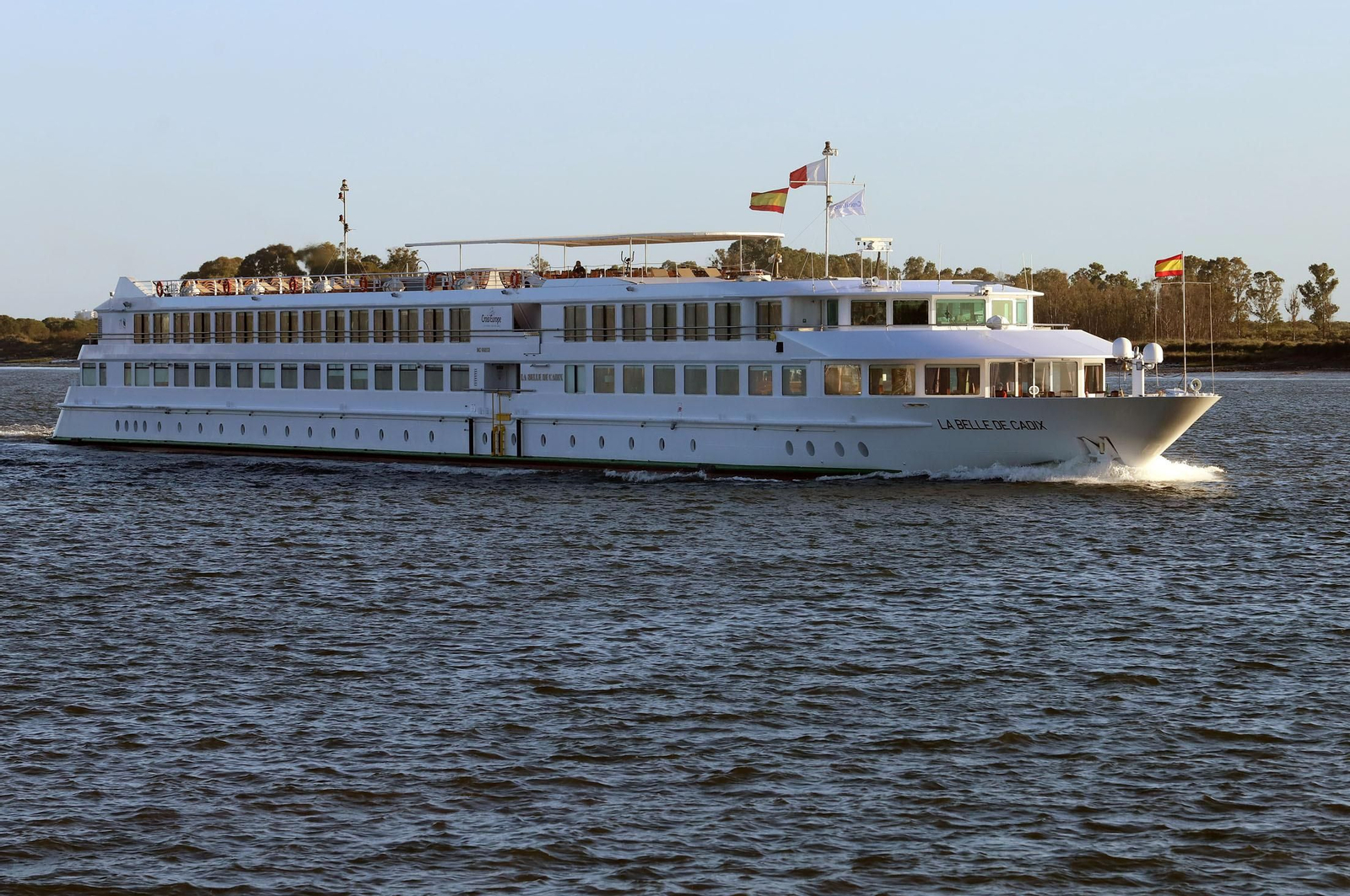Llegada del del crucero La Belle de Cadix al Puerto de Huelva