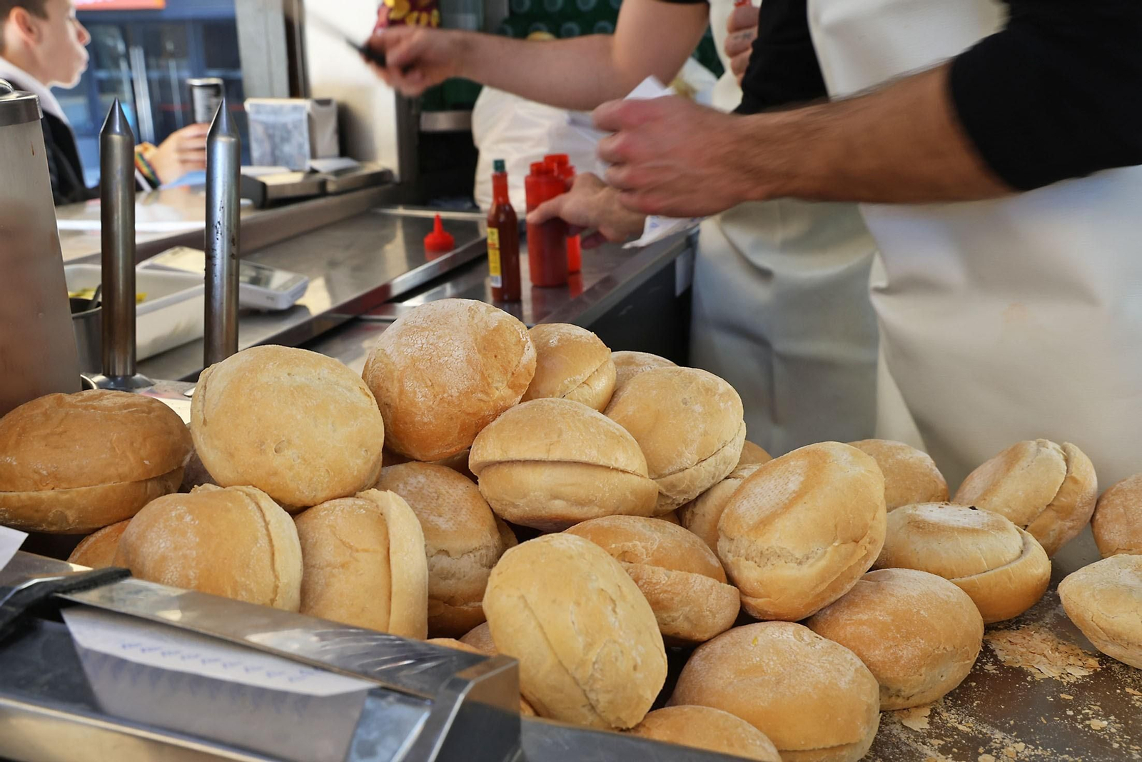 Las hamburguesas de la Plaza de las Monjas: imágenes de un manjar que sigue enamorando tras 60 años en Huelva