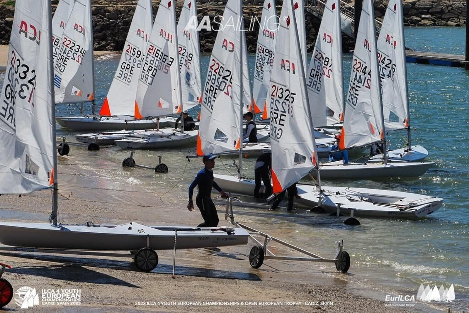 Los participantes en el club náutico Elcano.