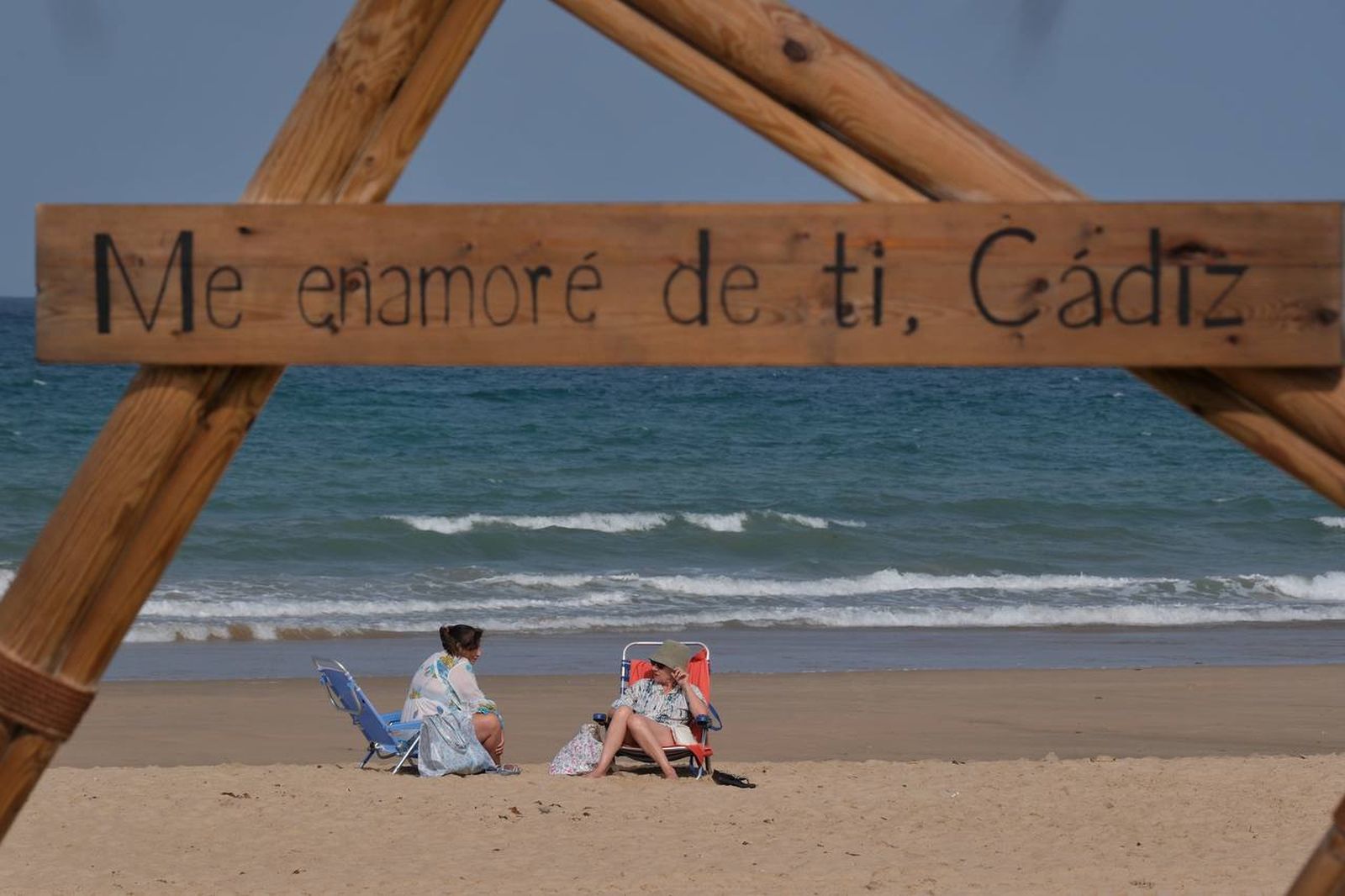 Turistas disfrutan del buen tiempo en una playa de Cádiz.