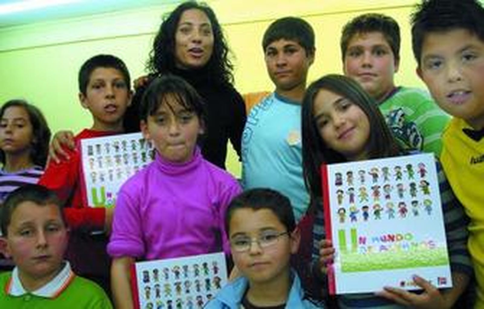 Algunos de los niños que recibieron el manual cultura.