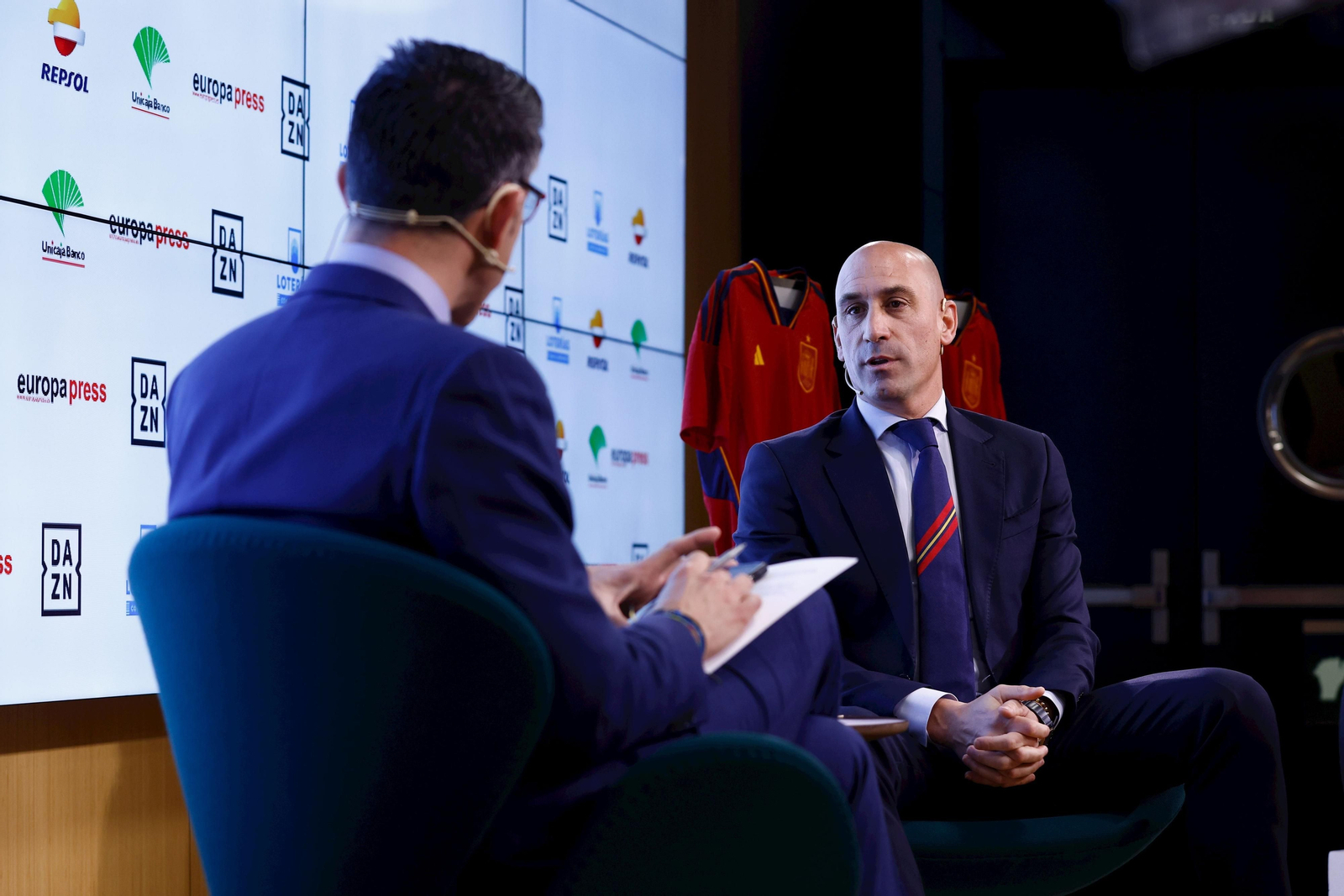 Rubiales invita ahora a los clubes que han descendido a pedir una plaza en Tercera. Rubiales invita ahora a los clubes que han descendido a pedir una plaza en Tercera.