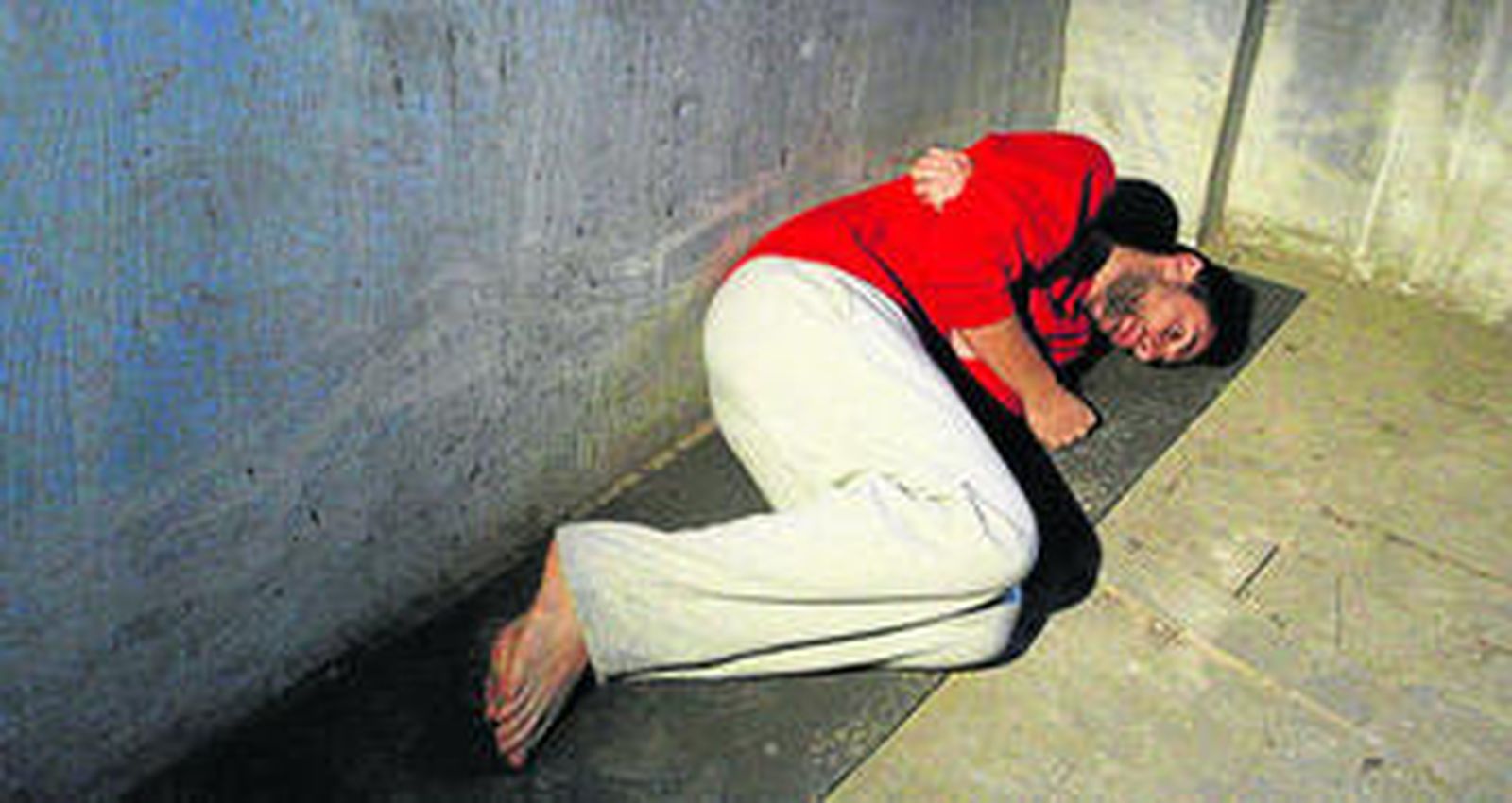 Omar Jerez ayer en el zulo donde estará ocho días para denunciar la excarcelación de uno de sus secuestradores.