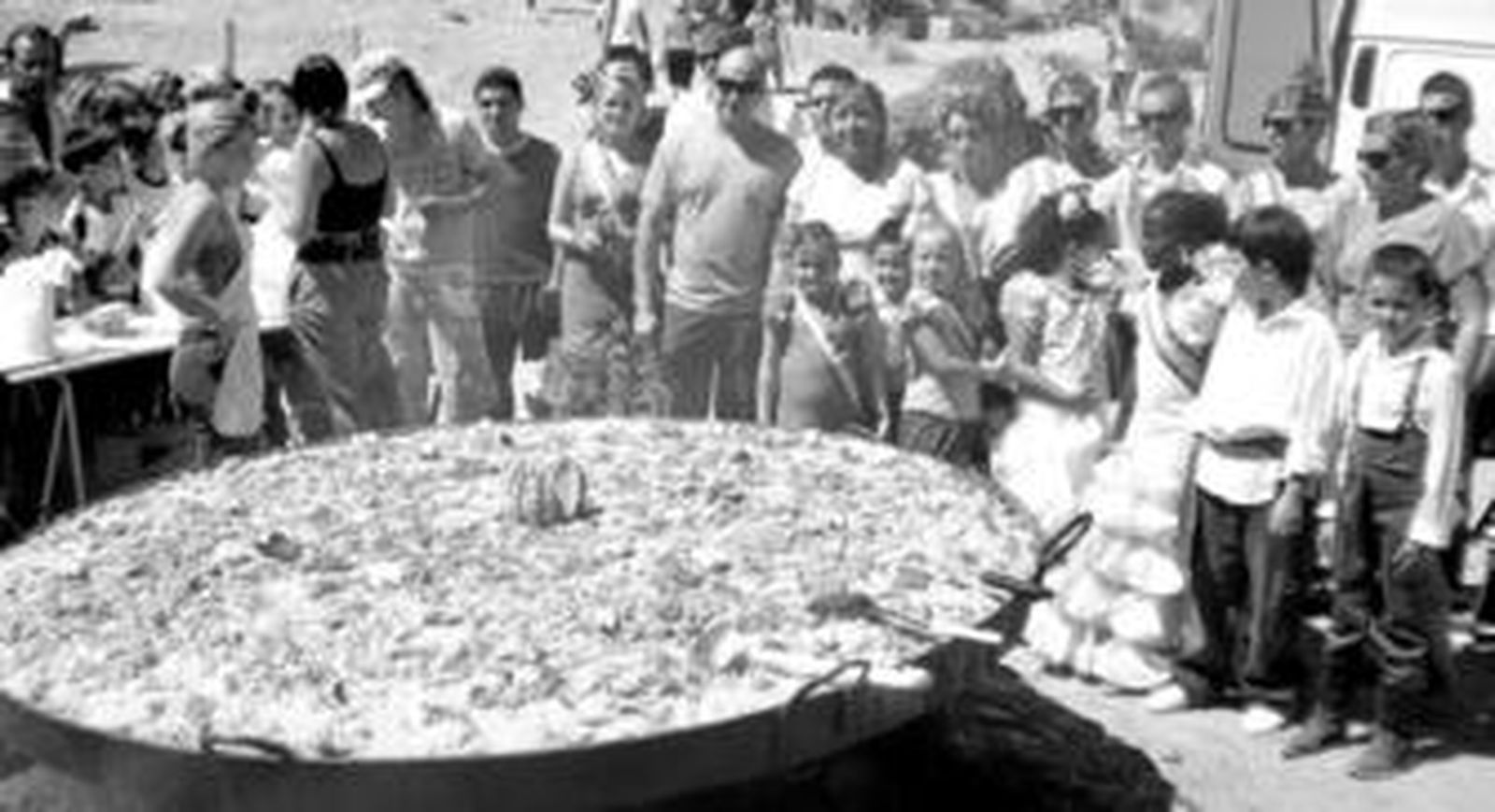 El equipo de Gobierno degustó, junto a las reinas y damas, la paella realiza para la romería.