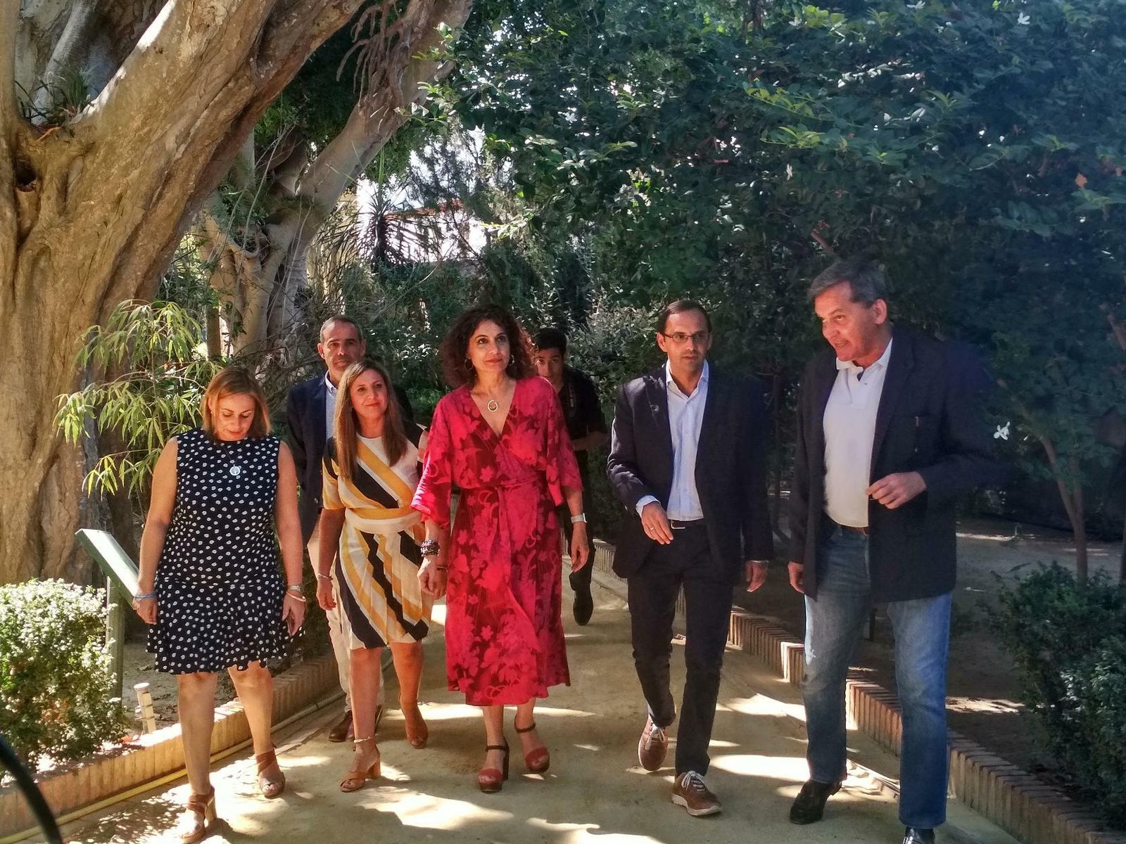 La ministra de Hacienda en funciones, paseando por los jardines del Palacio Municipal de Sanlúcar junto al alcalde de la ciudad y otros cargos públicos.