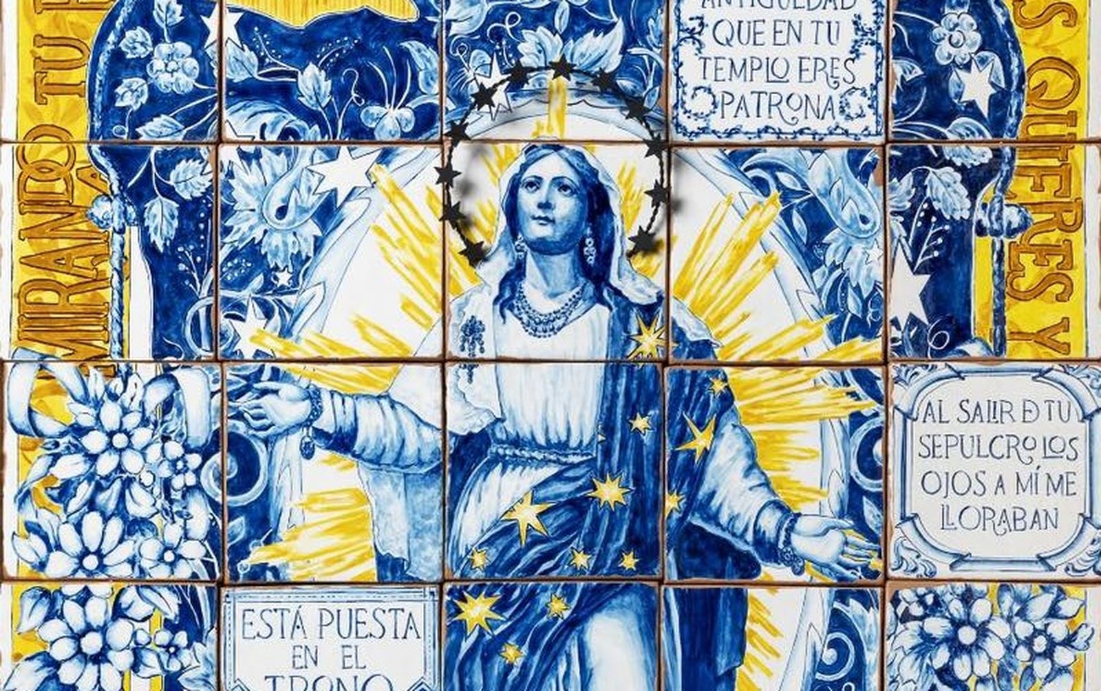 El Simpecado de la subida preside esta obra