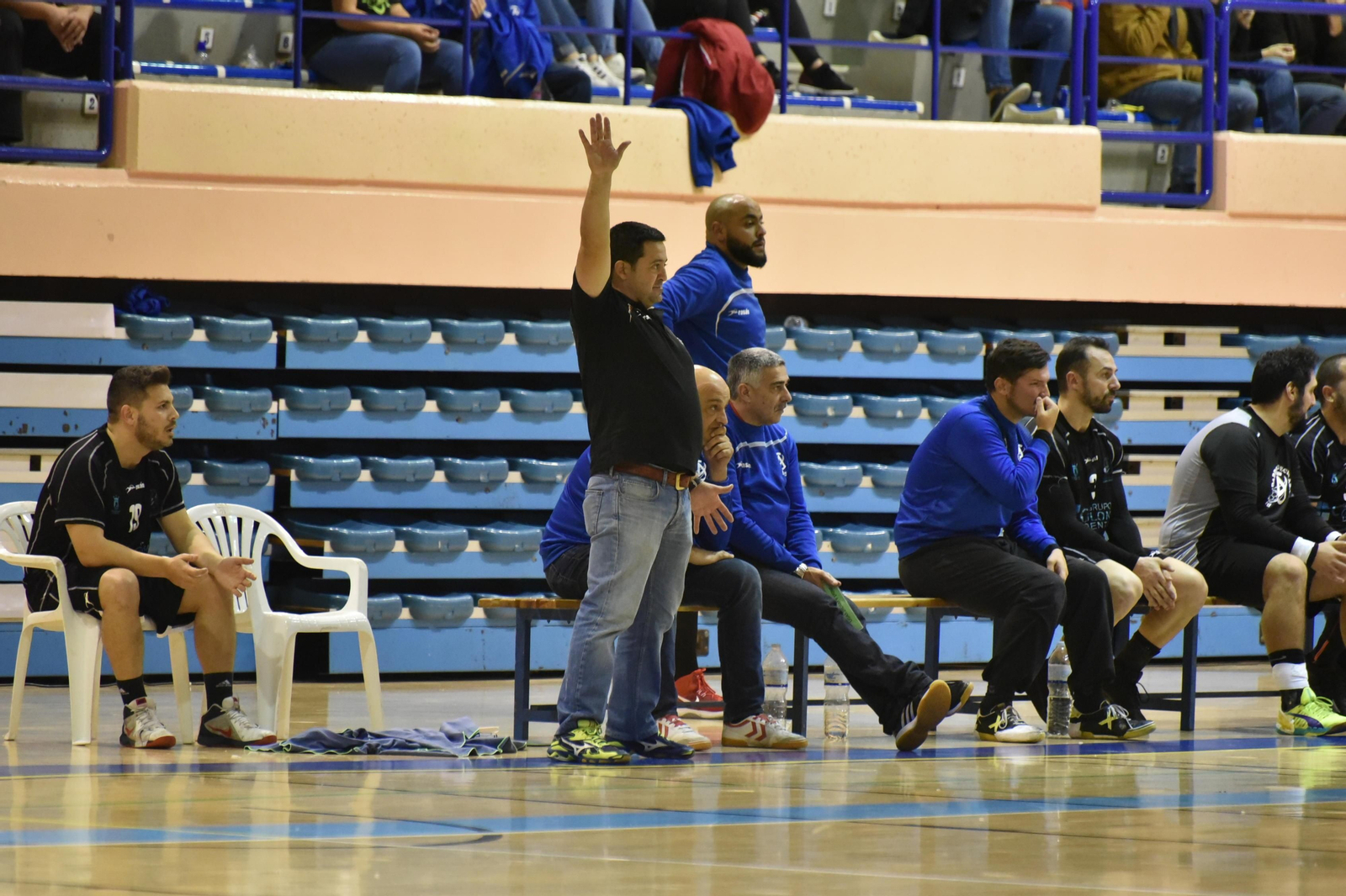 Chano García da instrucciones desde el banquillo en una imagen de archivo.