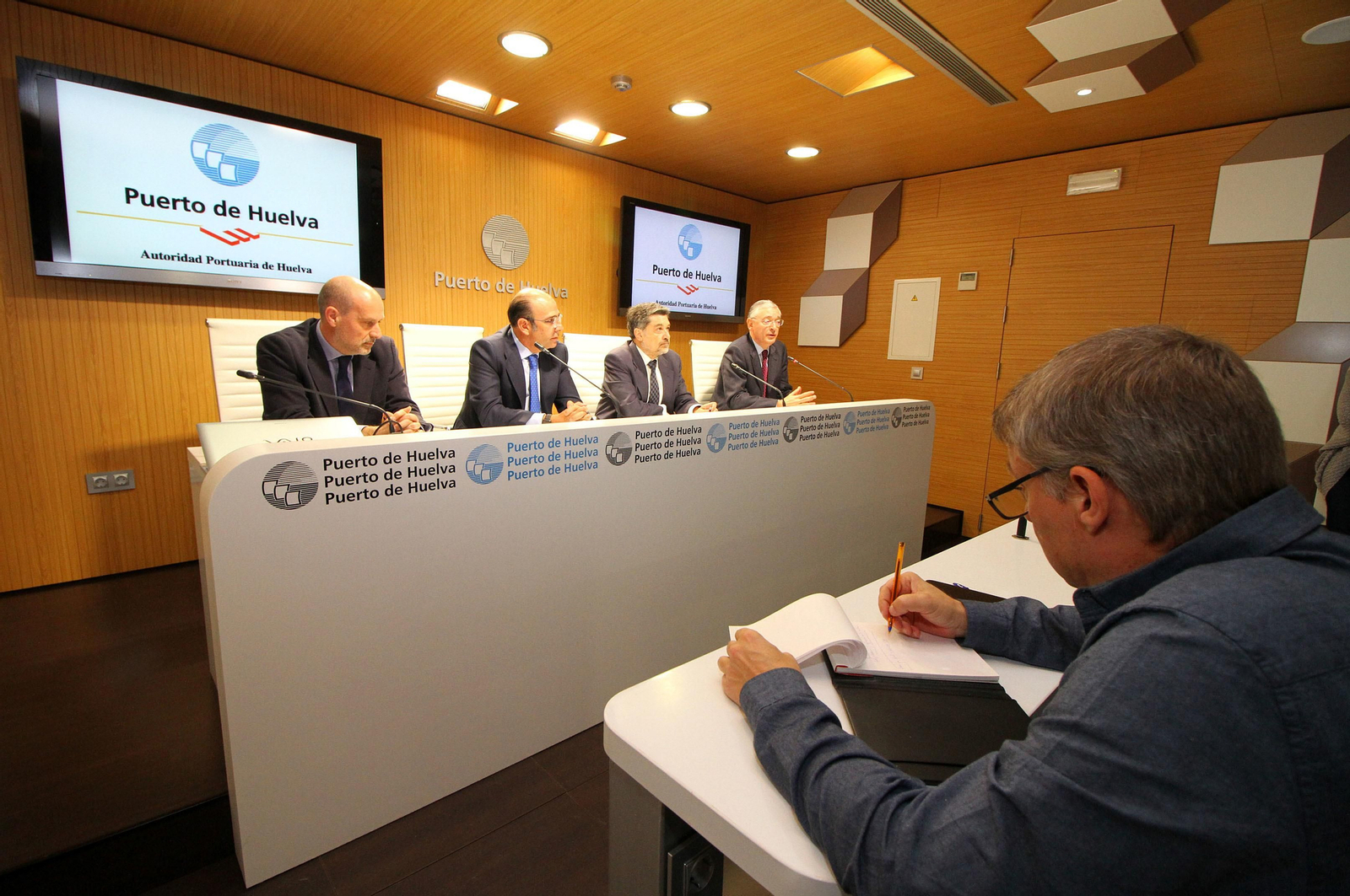 Firma del convenio entre el Puerto de Huelva y Enagás