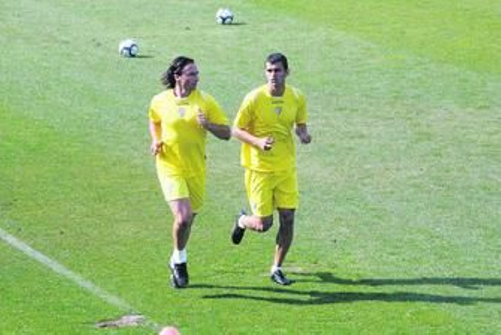 Toedtli (i) realiza carreras durante un entrenamiento.