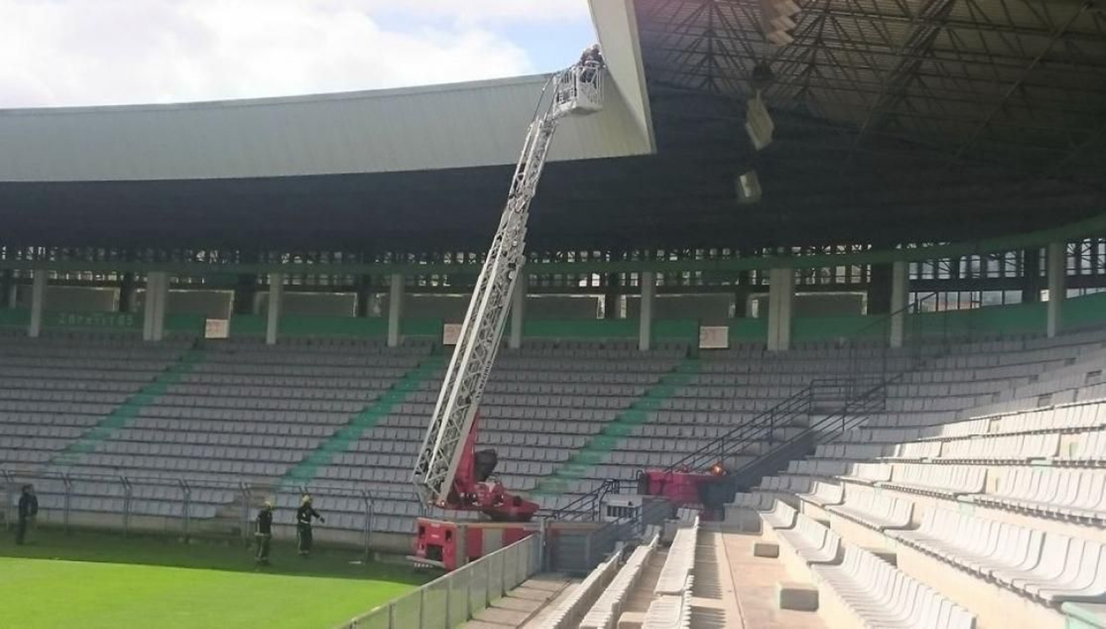 Una imagen del estado actual de la cubierta del estadio A Malata.