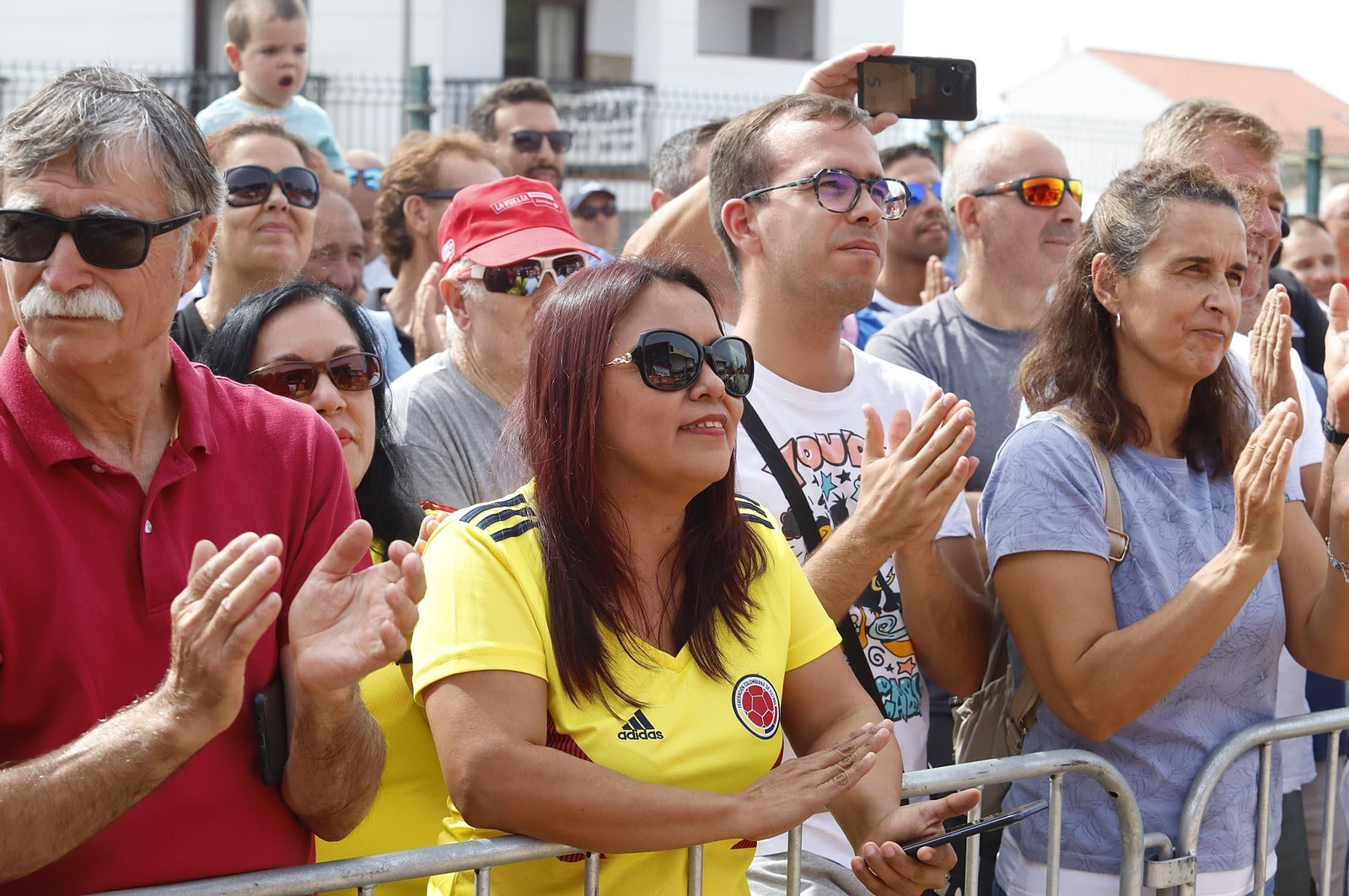 Gran ambiente en Aracena para ver la salida de la Vuelta Ciclista a España, en imágenes