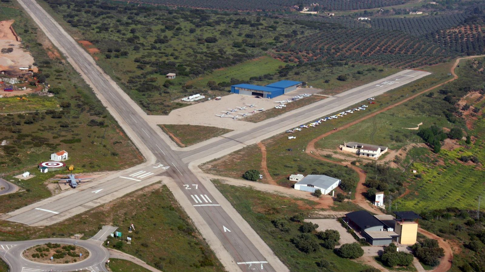 Vista aérea del aeródromo enclavado en la Sierra de Segura. Vista aérea del aeródromo enclavado en la Sierra de Segura.