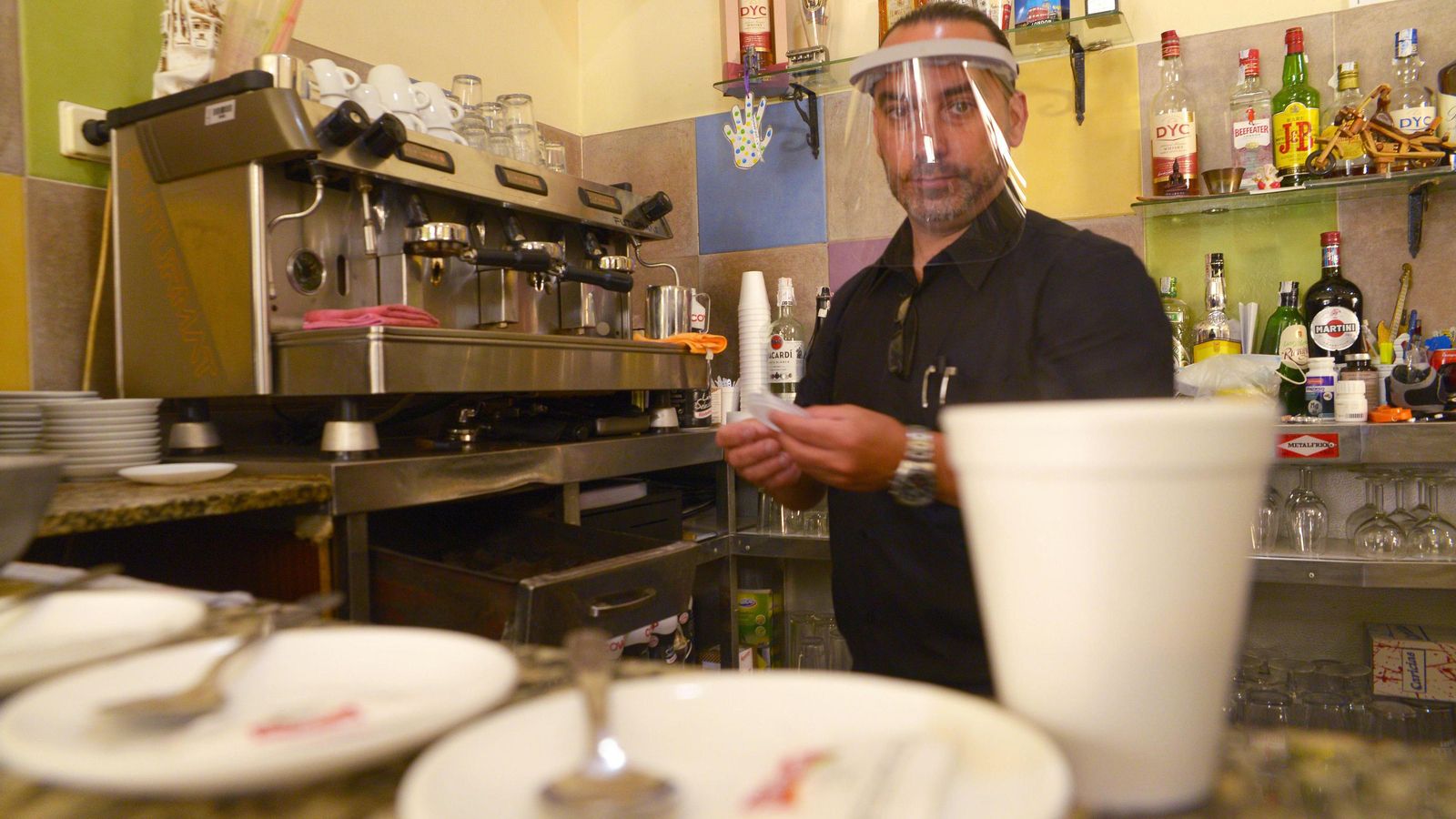 Un camarero prepara un café en La Línea.