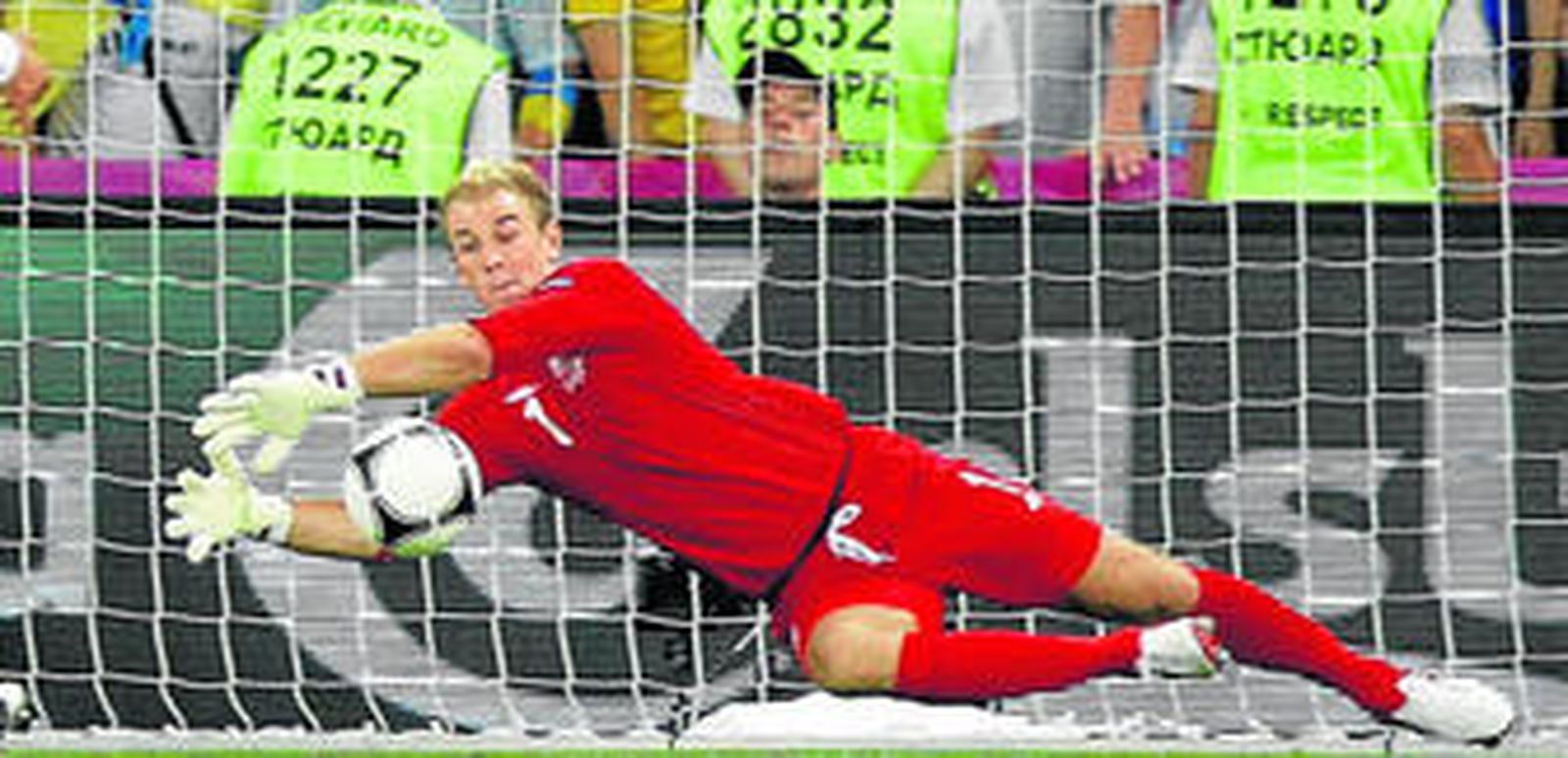 Hart se estira para detener un disparo en el pasado Inglaterra-Ucrania.