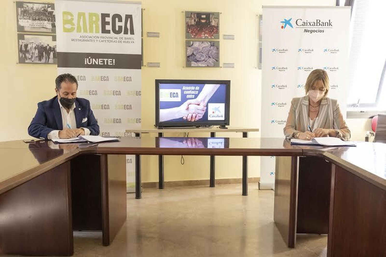 Firma del acuerdo entre CaixaBank y Bareca Huelva