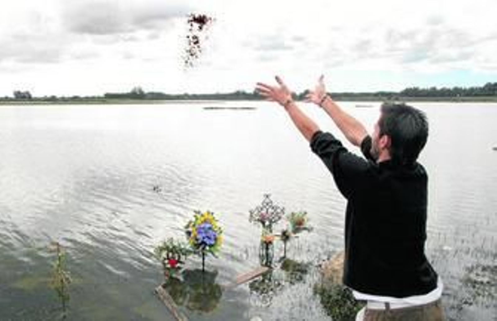 Un joven esparce cenizas de un familiar fallecido en las marismas del Rocío.