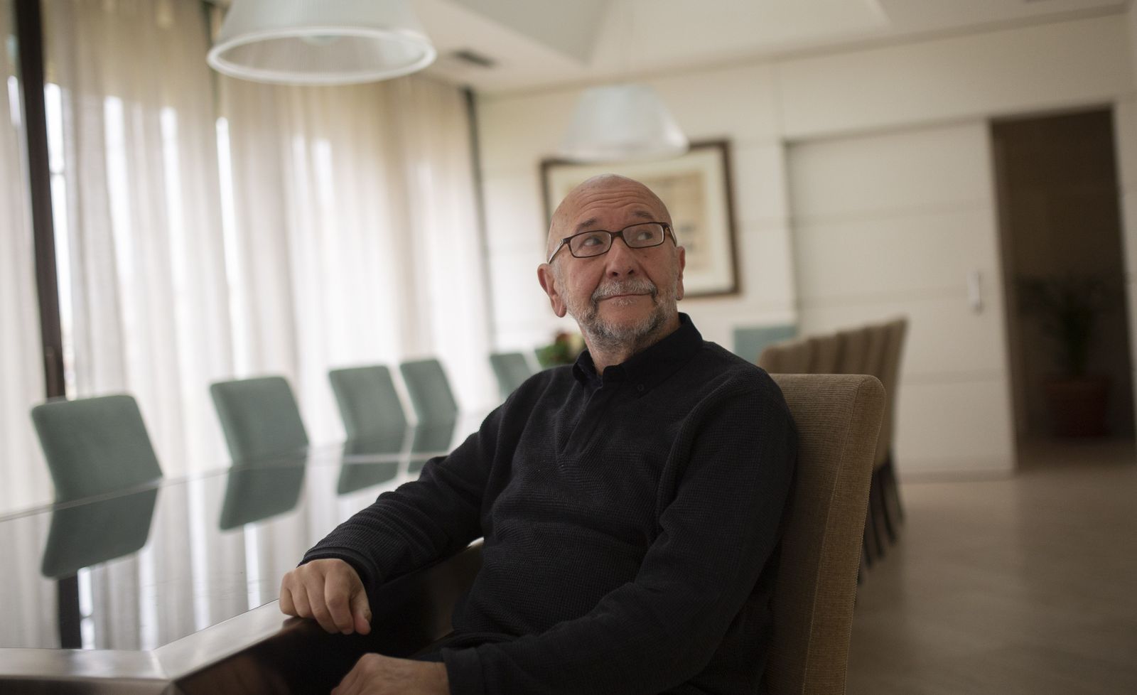 El escritor José María Conget (Zaragoza, 1948), posa para una entrevista en Sevilla, donde lleva afincado hace años.