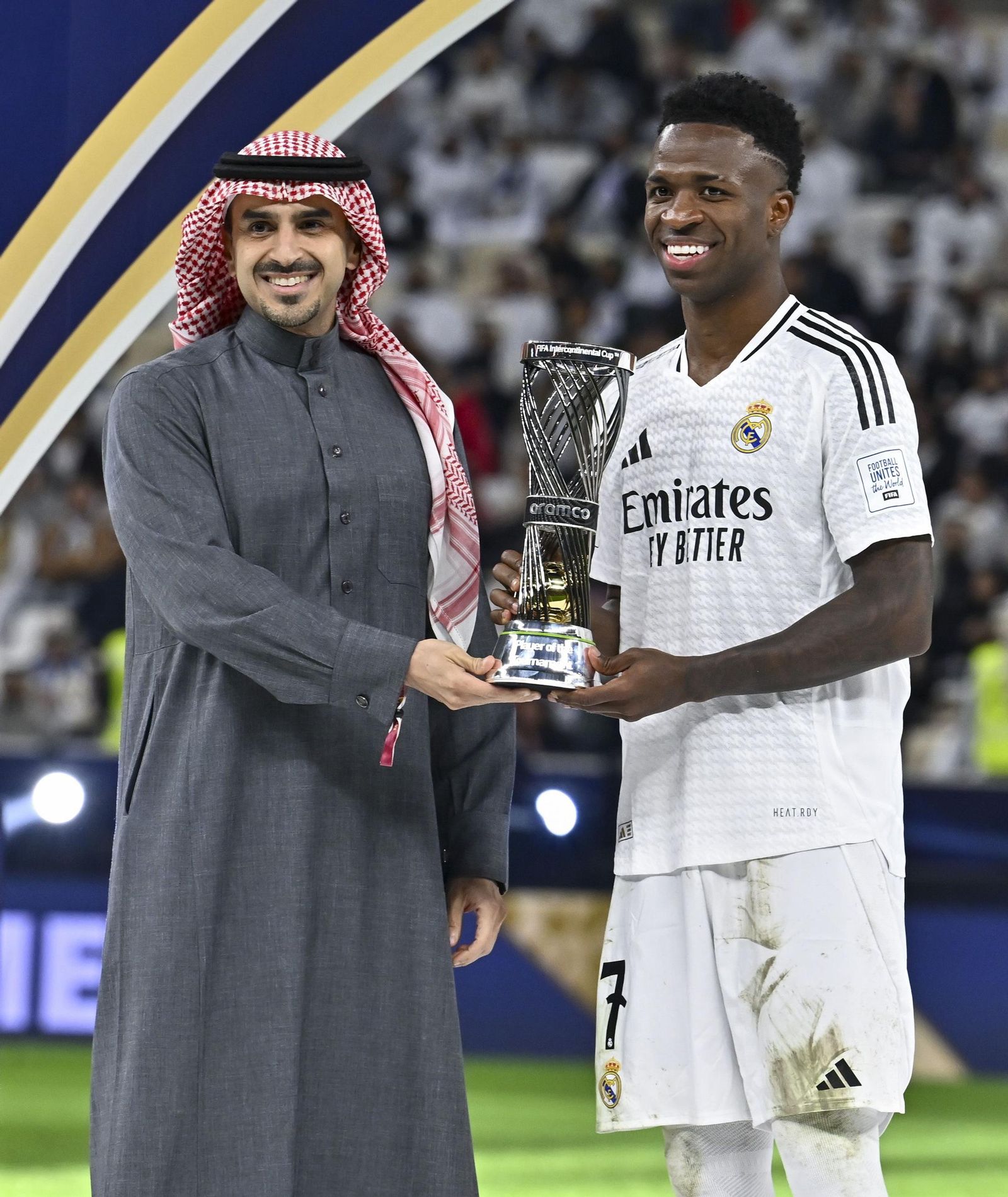 Vinícius recibe el trofeo como mejor jugador del partido.