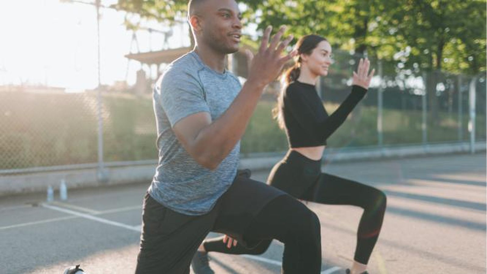 Dos personas haciendo ejercicio al aire libre.