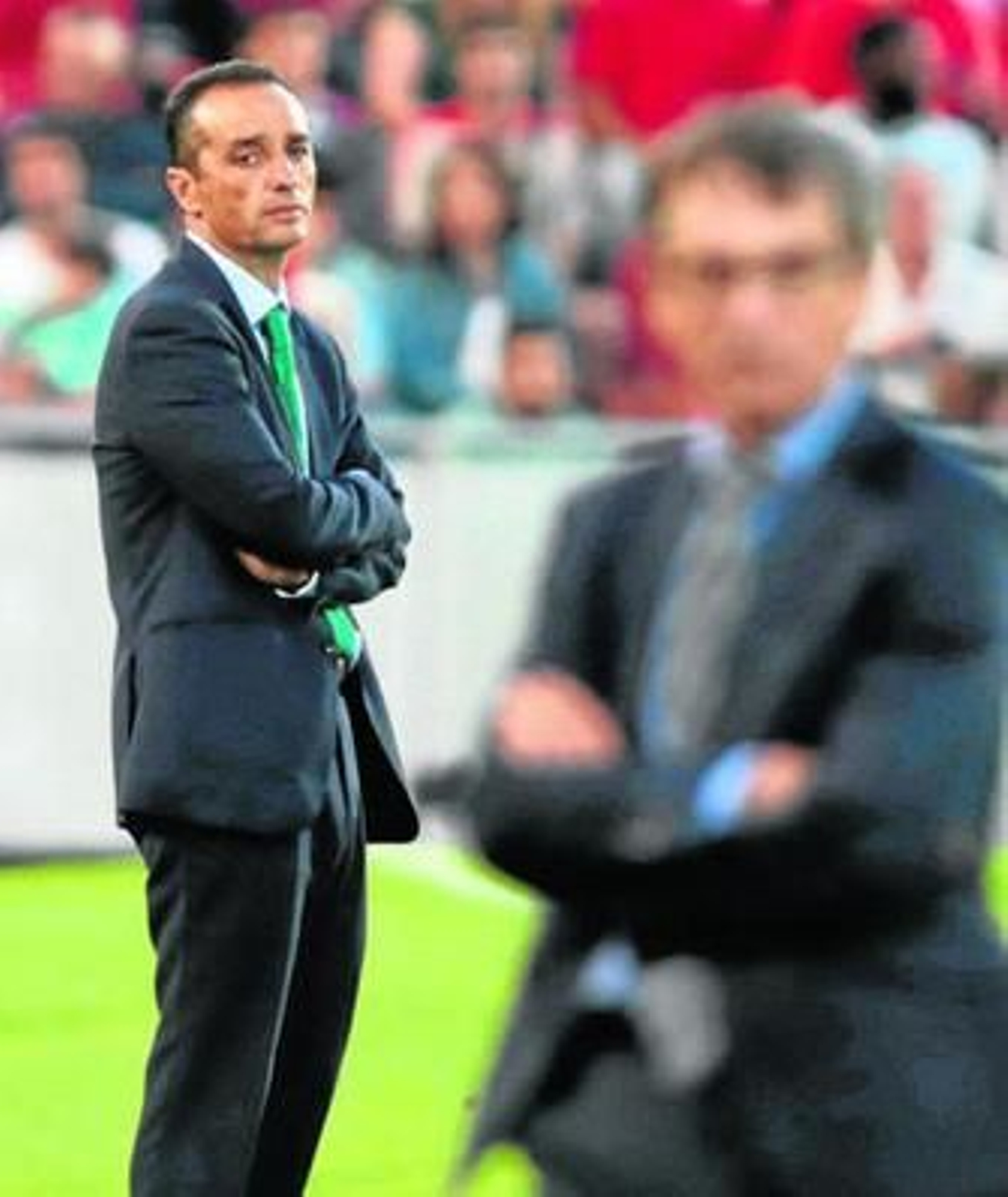 José Luis Oltra observa el partido de ayer, con Fernando Vázquez en primer plano.