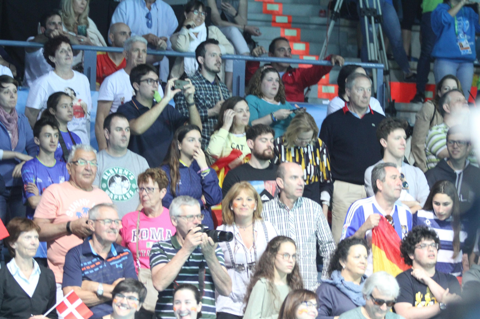 Las gradas del pabellón Carolina Marín se llenaron para ver ganar el oro a la onubense.