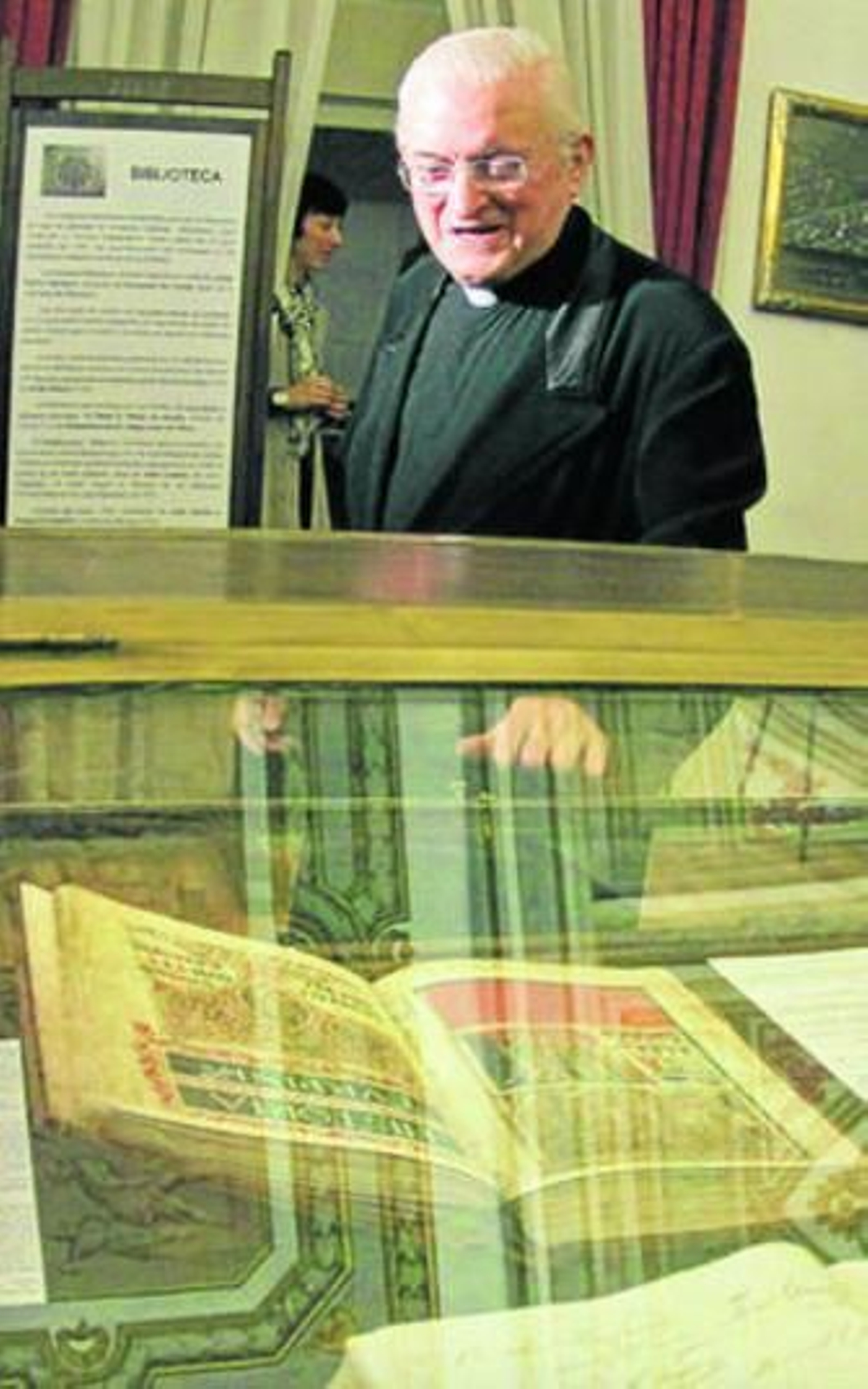 El deán José María Díaz observa una edición facsímil del Códice Calixtino.