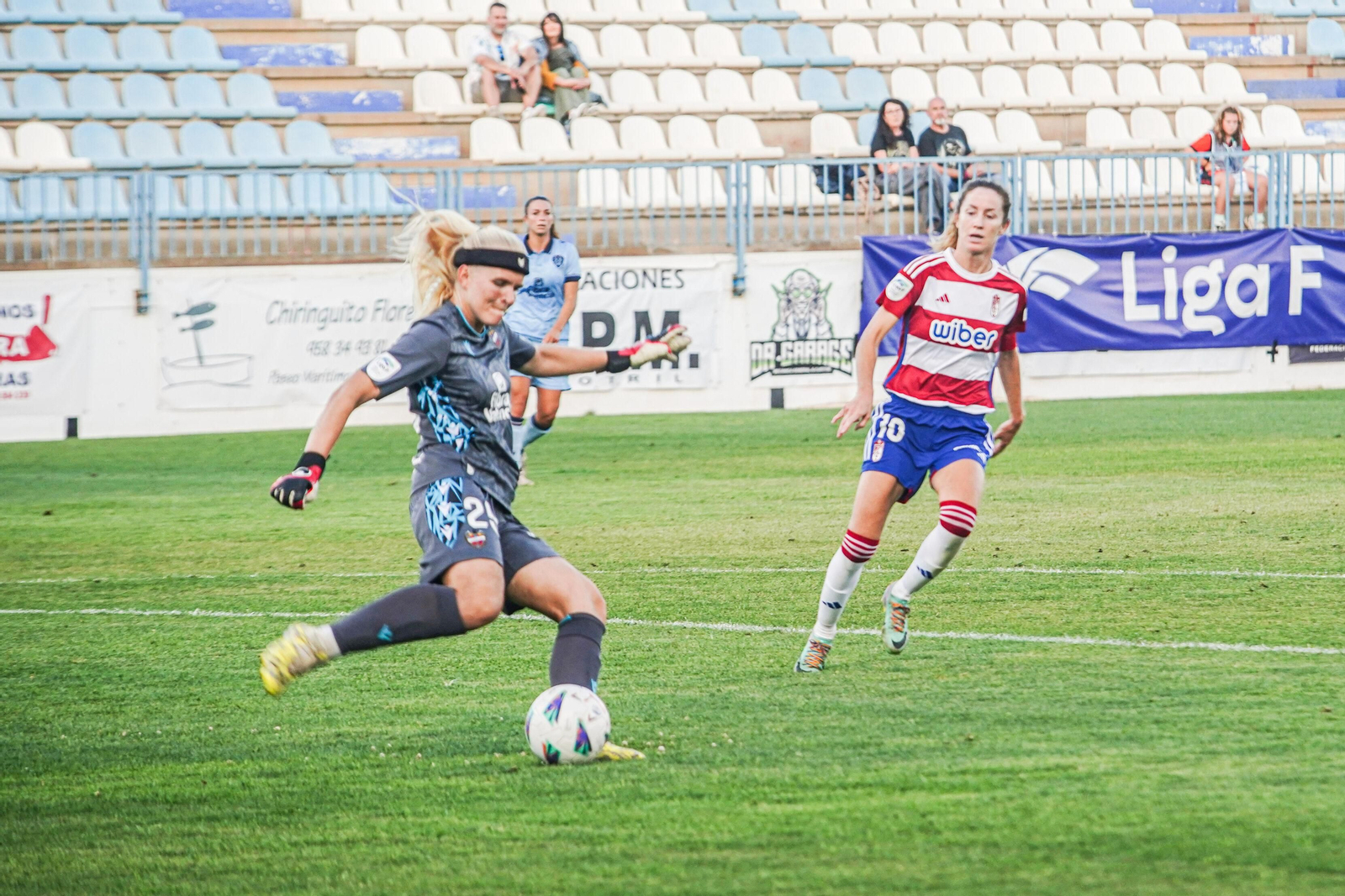 Las mejores imágenes del Granada CF - Levante UD en Motril