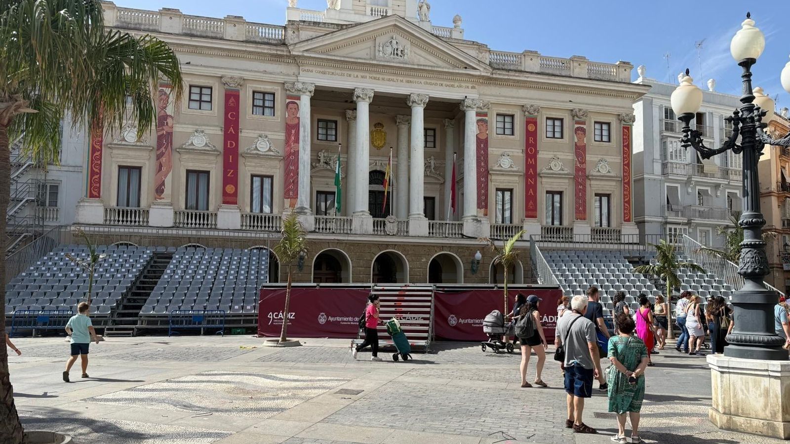 Las gradas colocadas ante el Ayuntamiento de Cádiz durante el Cádiz Romana.