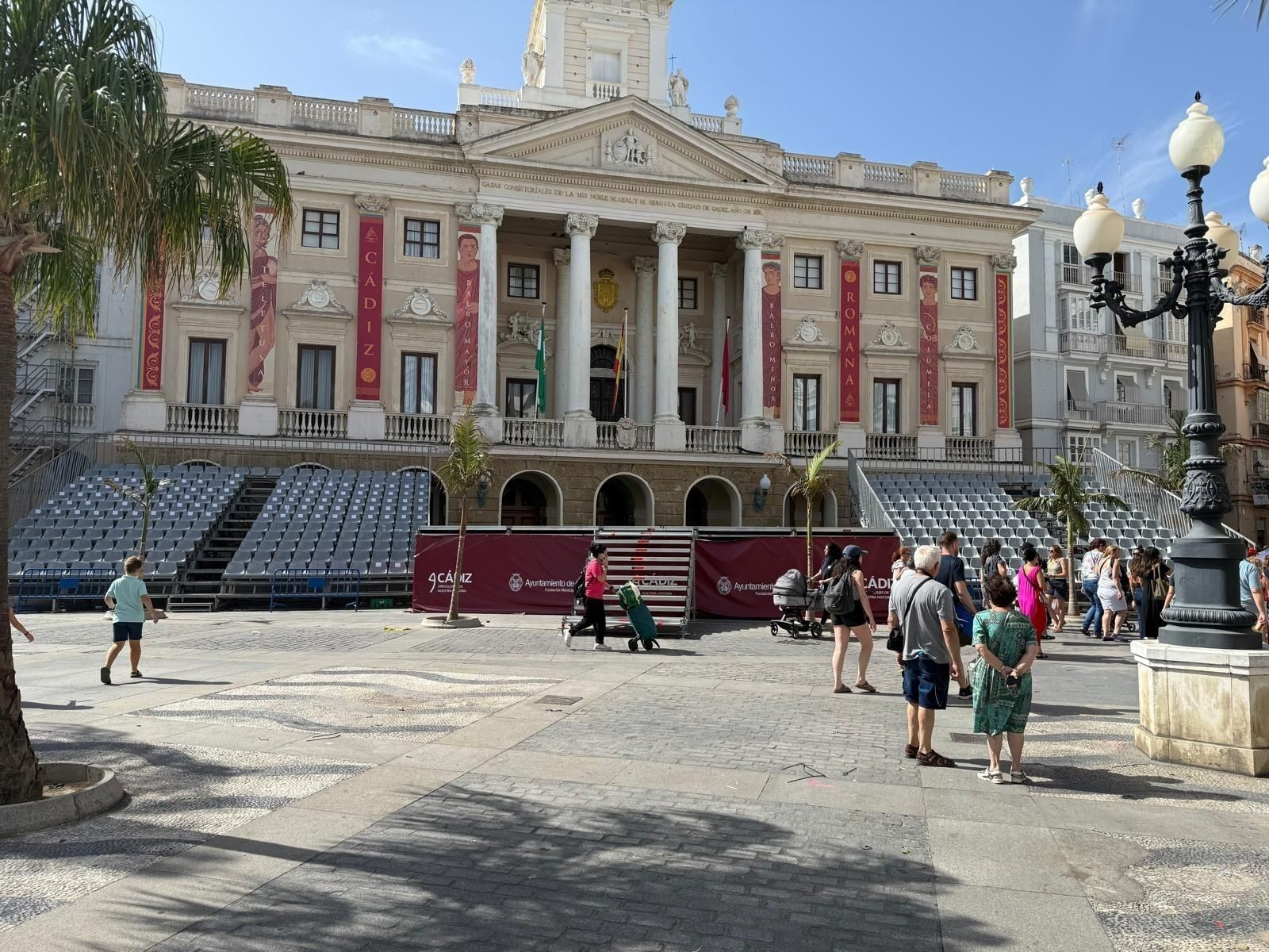 Las gradas colocadas estos días ante el Ayuntamiento de Cádiz, en la plaza de San Juan de Dios.