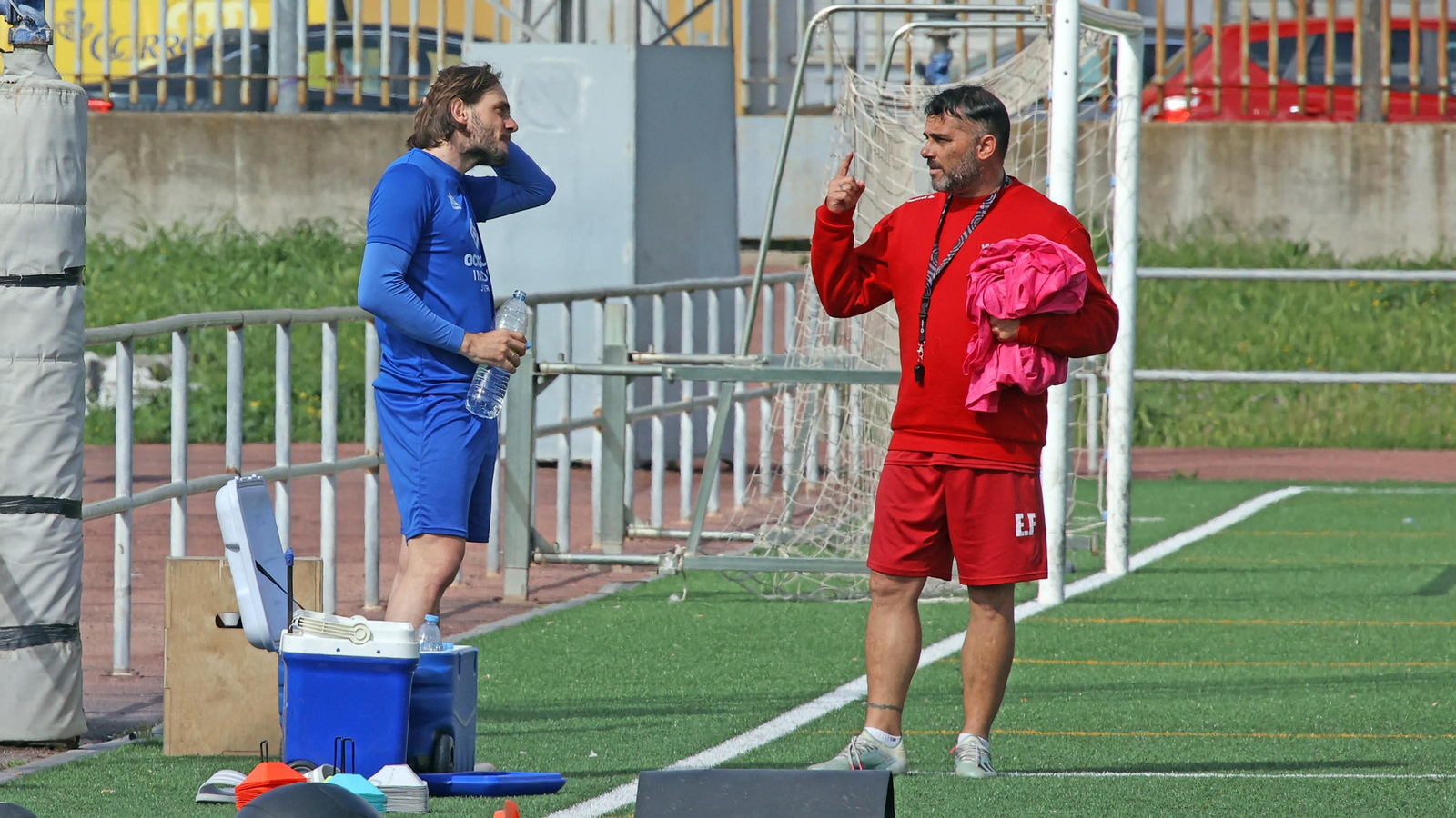 Migue García conversa con Fajardo en un entrenamiento en La Granja.