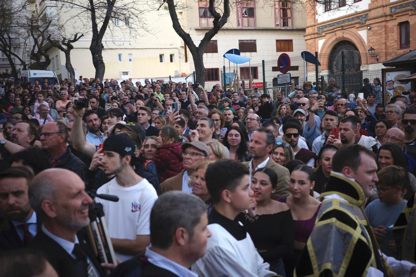 Imágenes de la procesión de la Virgen de los Dolores de Servitas en Cádiz