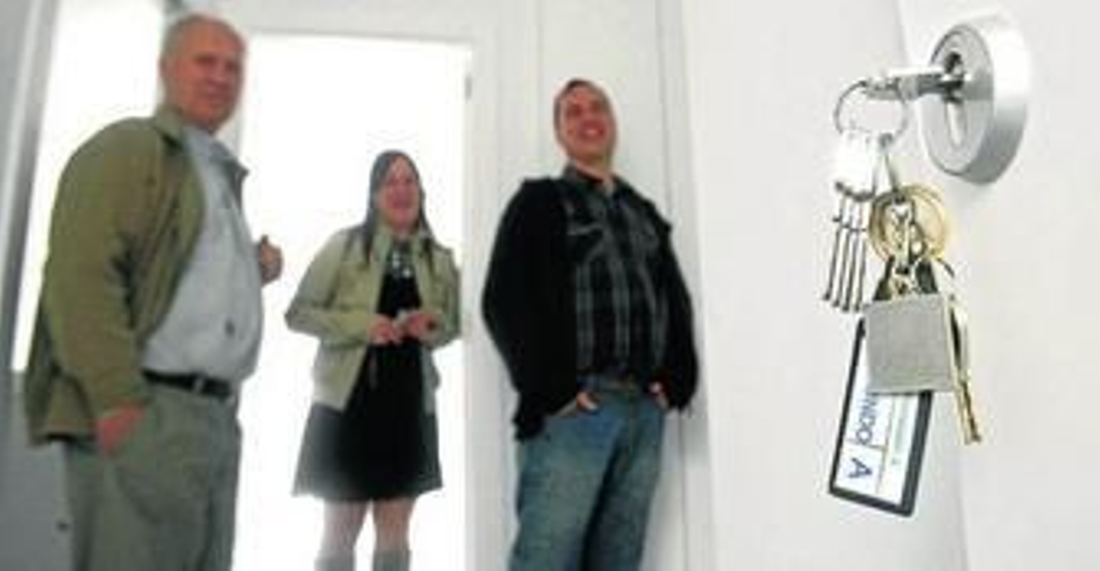 Una de las familias que entró ayer en uno de sus pisos en la calle Paraguay, 3.