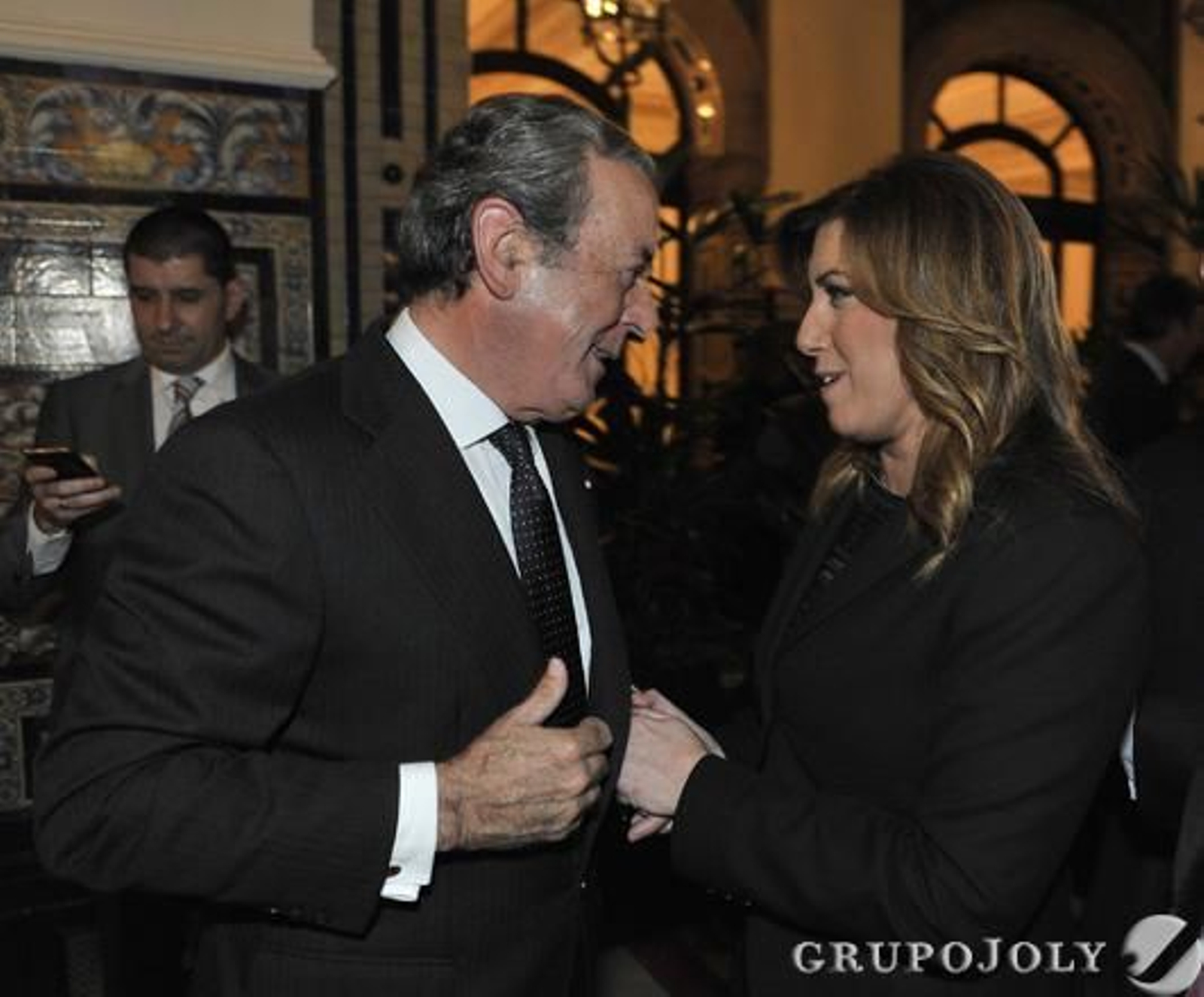 Javier Benjumea, teniente de Hermano Mayor de la Maestranza y presidente del Consejo Internacional Asesor de Abengoa, con Susana Díaz. / Reportaje gráfico: Antonio Pizarro, Juan Carlos Muñoz y Juan Carlos Vázquez
