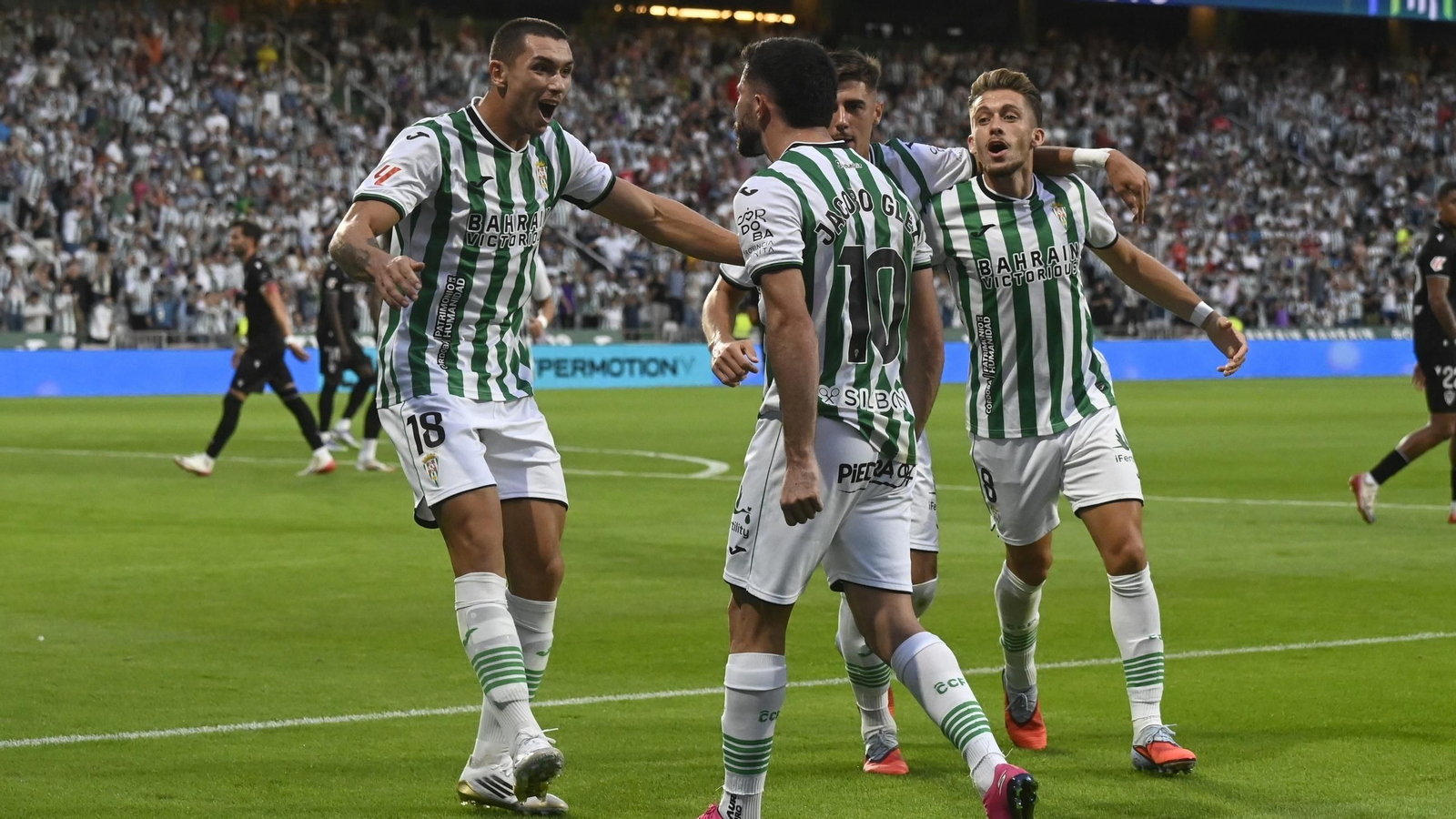 Jacobo celebra su gol junto a Adri Fuentes, Requena e Isma Ruiz.
