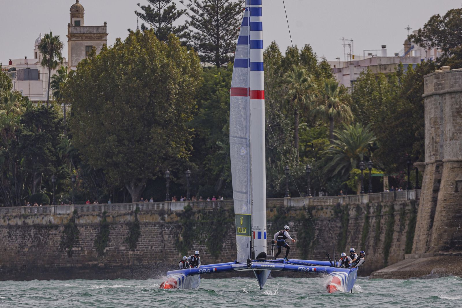 El barco francés, ganador de la prueba en Cádiz, frente a la Alameda.