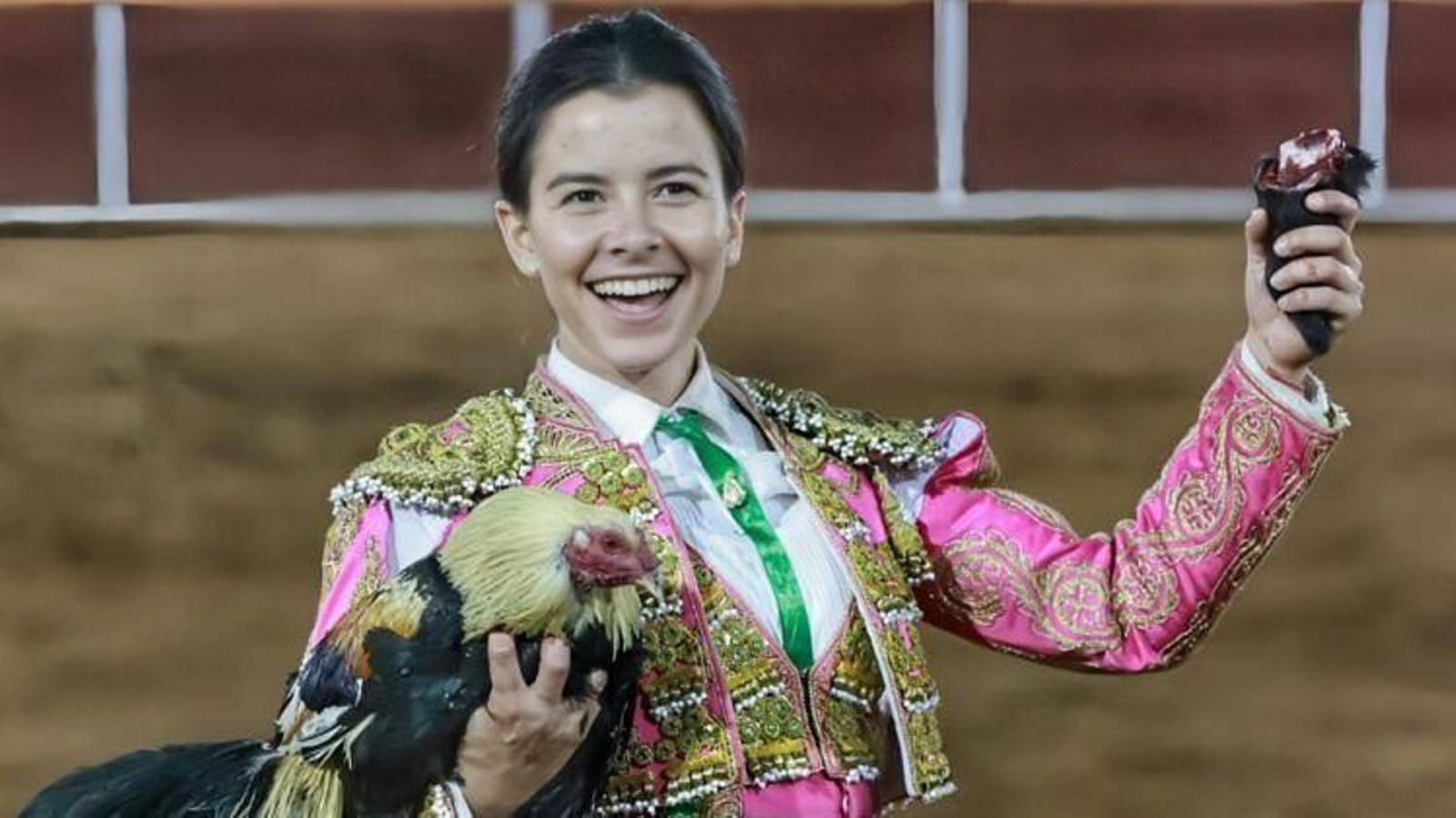 Miriam Cabas pasea su trofeo en Tlaxcala