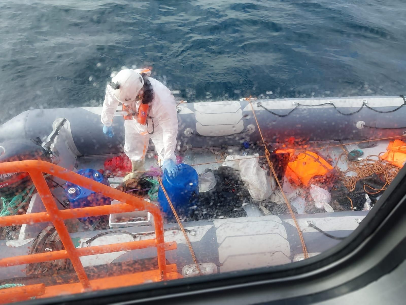 La neumática en la que iban los 26 migrantes rescatados.