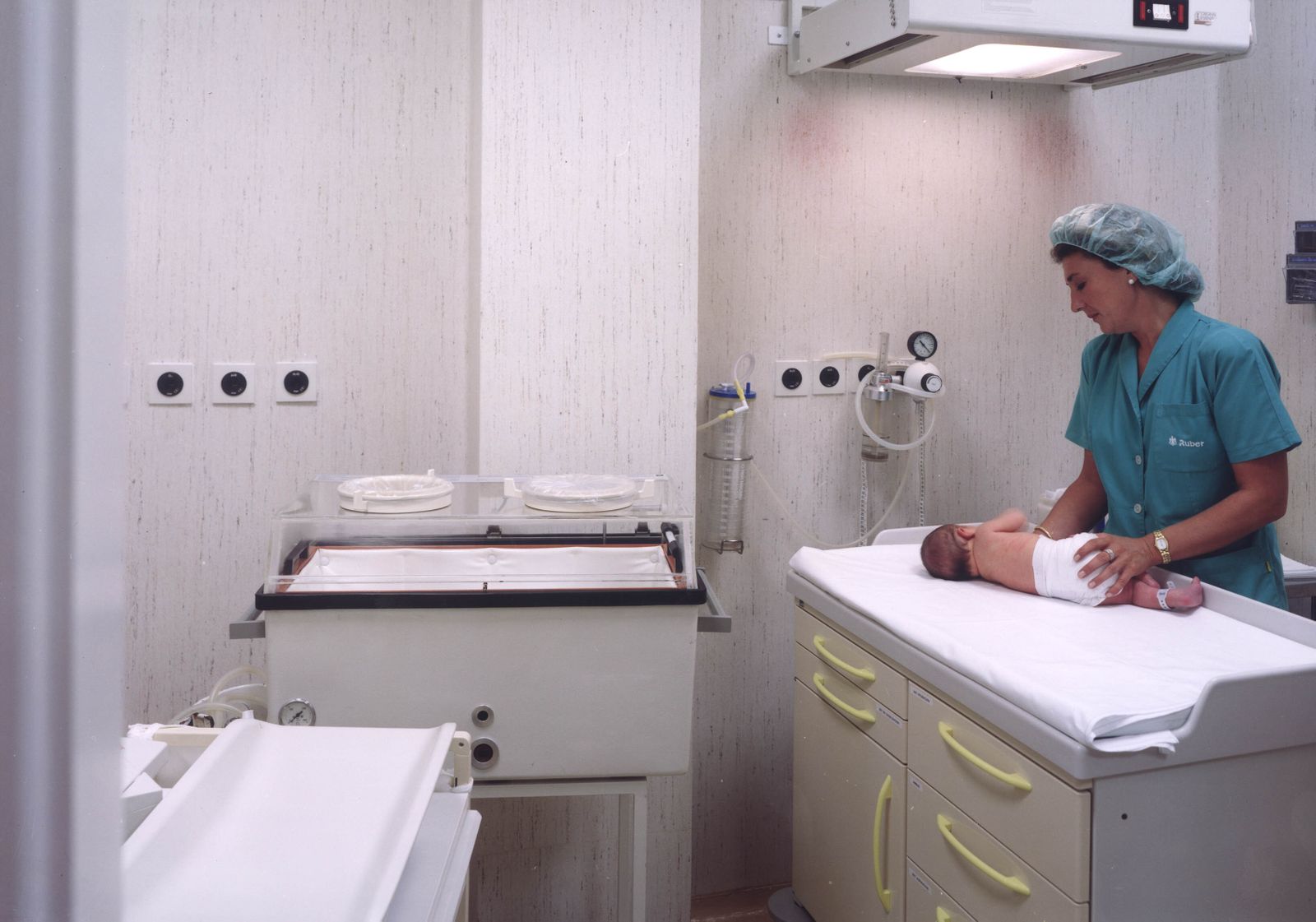 Una profesional atiende a un bebé poco después de su nacimiento.