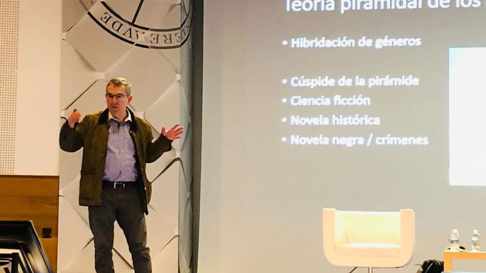 Un momento de la intervención del ganador del premio Planeta en la Universidad de Huelva.