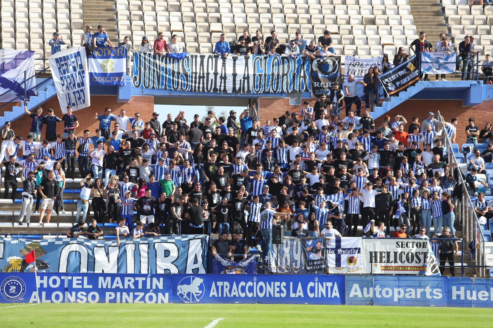 Imágenes del gran ambiente en el Nuevo Colombino para ver el  Recre-Burgos