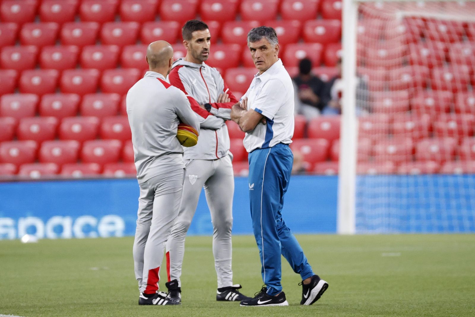 Mendilibar dialoga con sus ayudantes antes del partido en San Mamés.