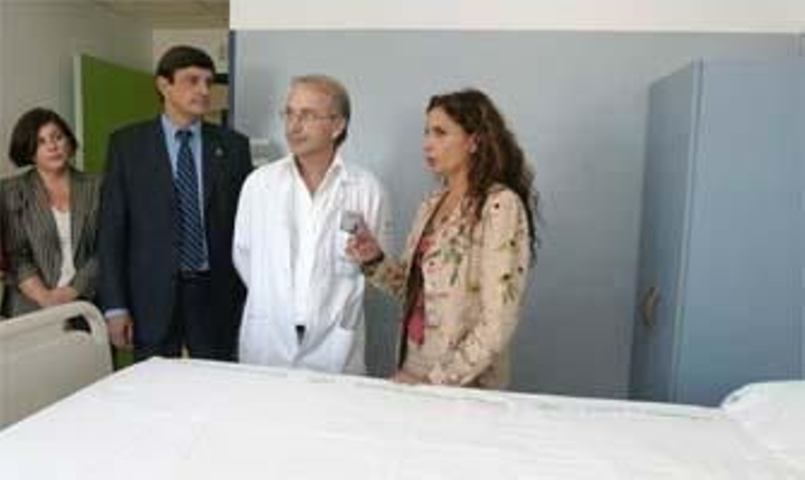 La planta de Oncología del Virgen de la Nieves triplica el número de habitaciones, que pasan a ser individuales