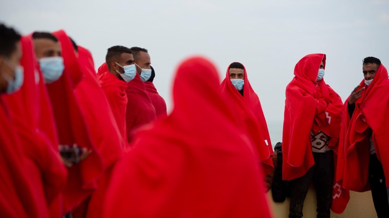 Migrantes atendidos a su llegada en la playa de Cortadura en 2020.