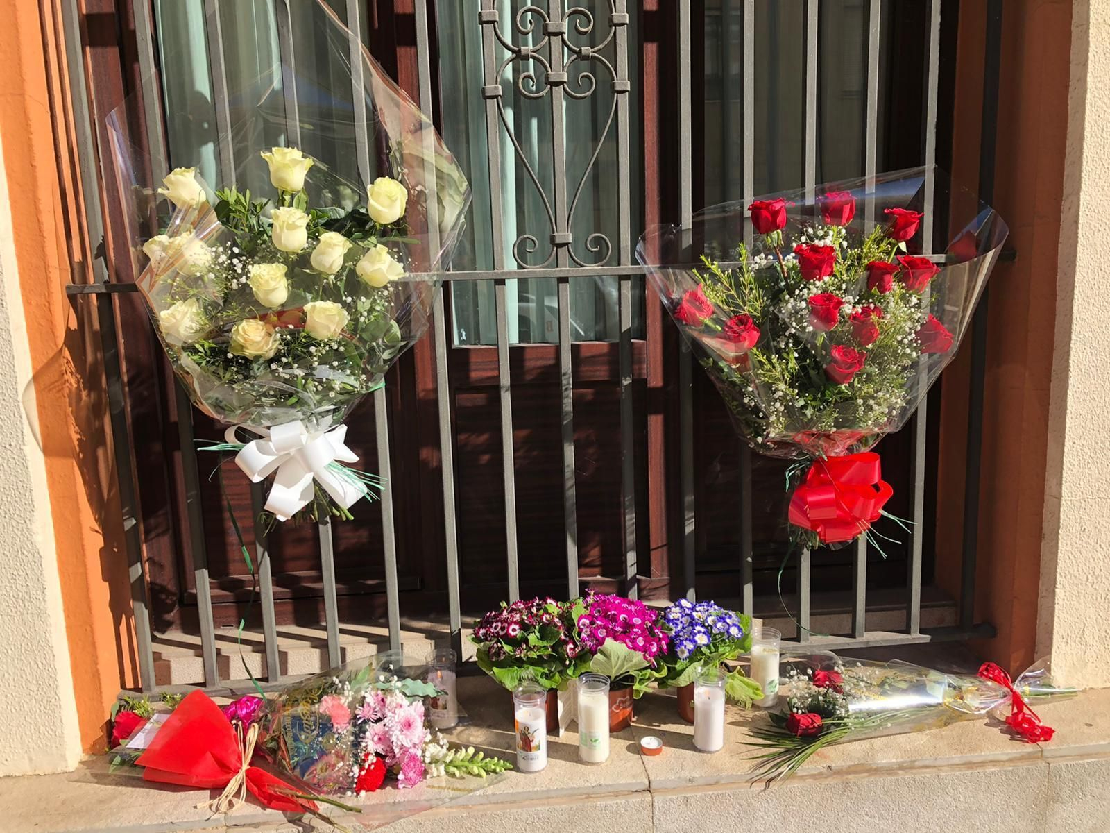 Flores para recordar al joven apuñalado en Nuño de Cañas.